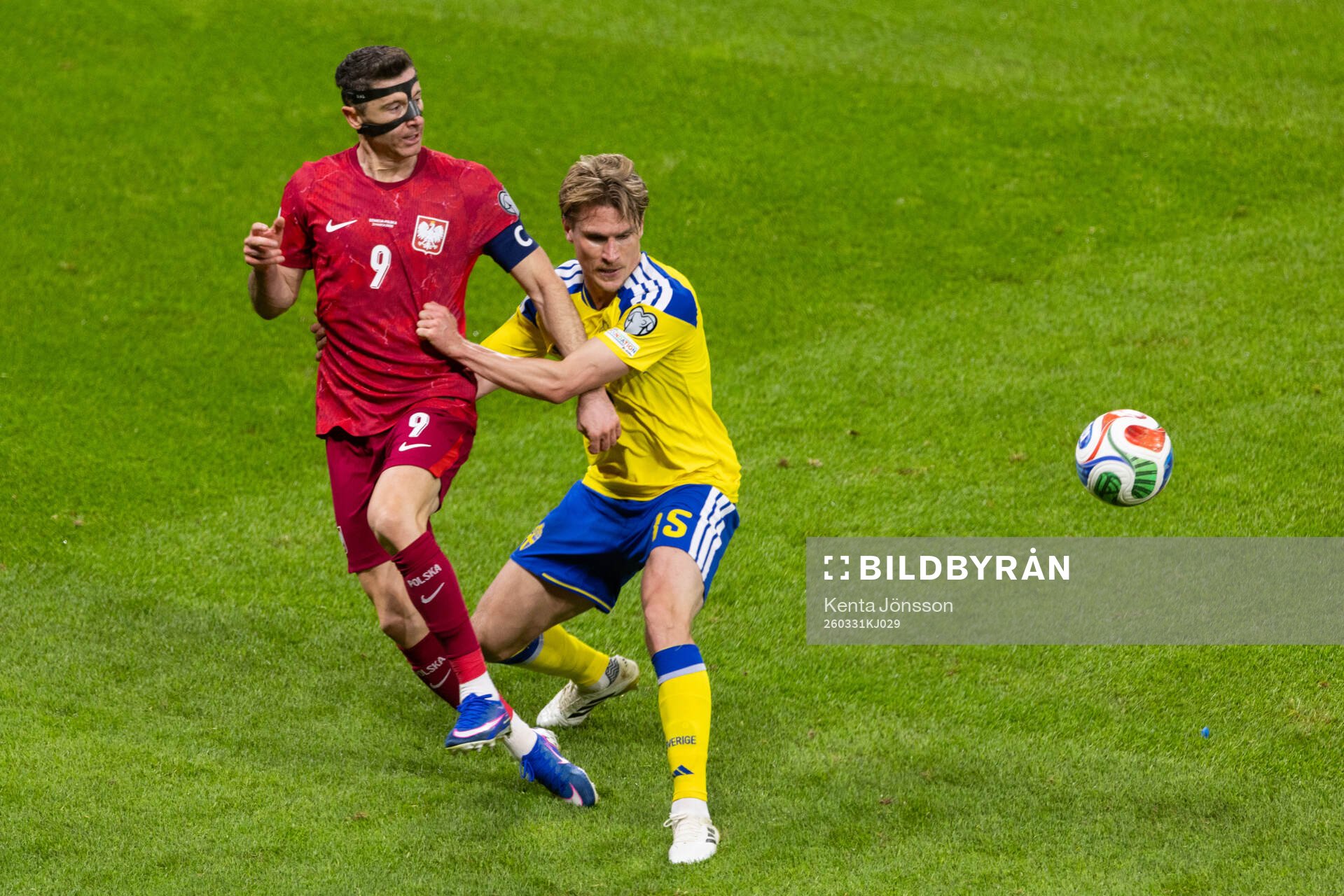 Robert Lewandowski of Poland and Carl Starfelt of Sweden