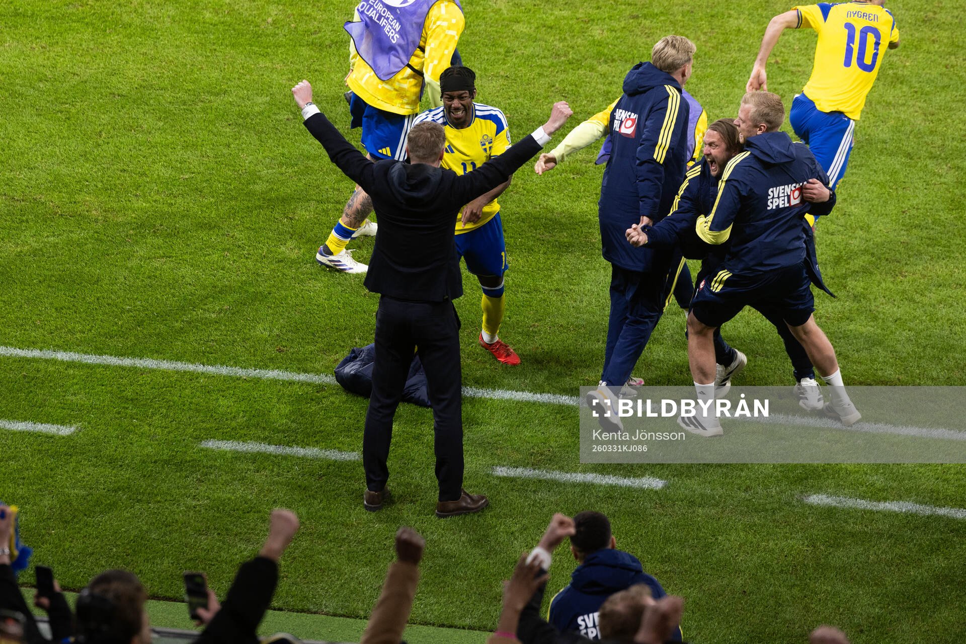 Anthony Elanga and Head coach Graham Potter of Sweden