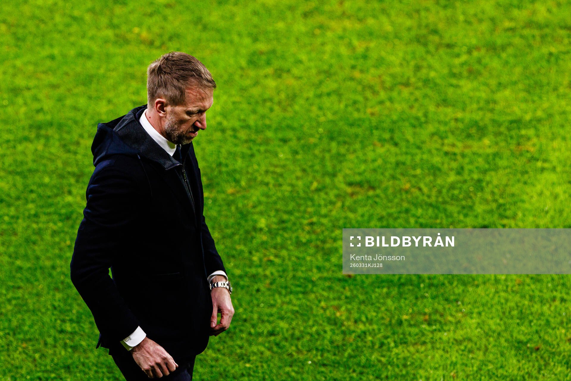 head coach Graham Potter of Sweden looks dejected