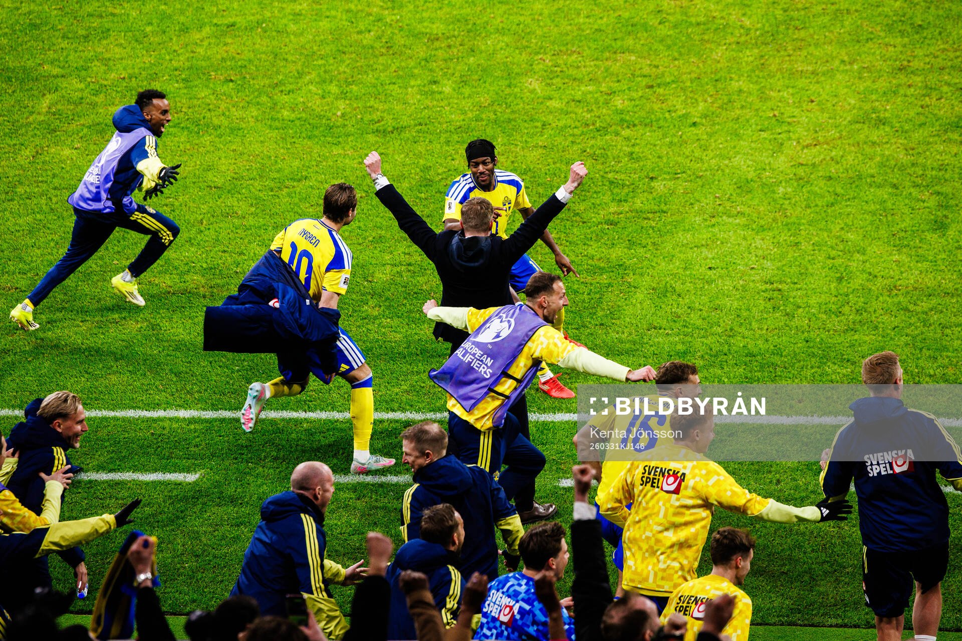 Players and head coach Graham Potter of Sweden celebrates