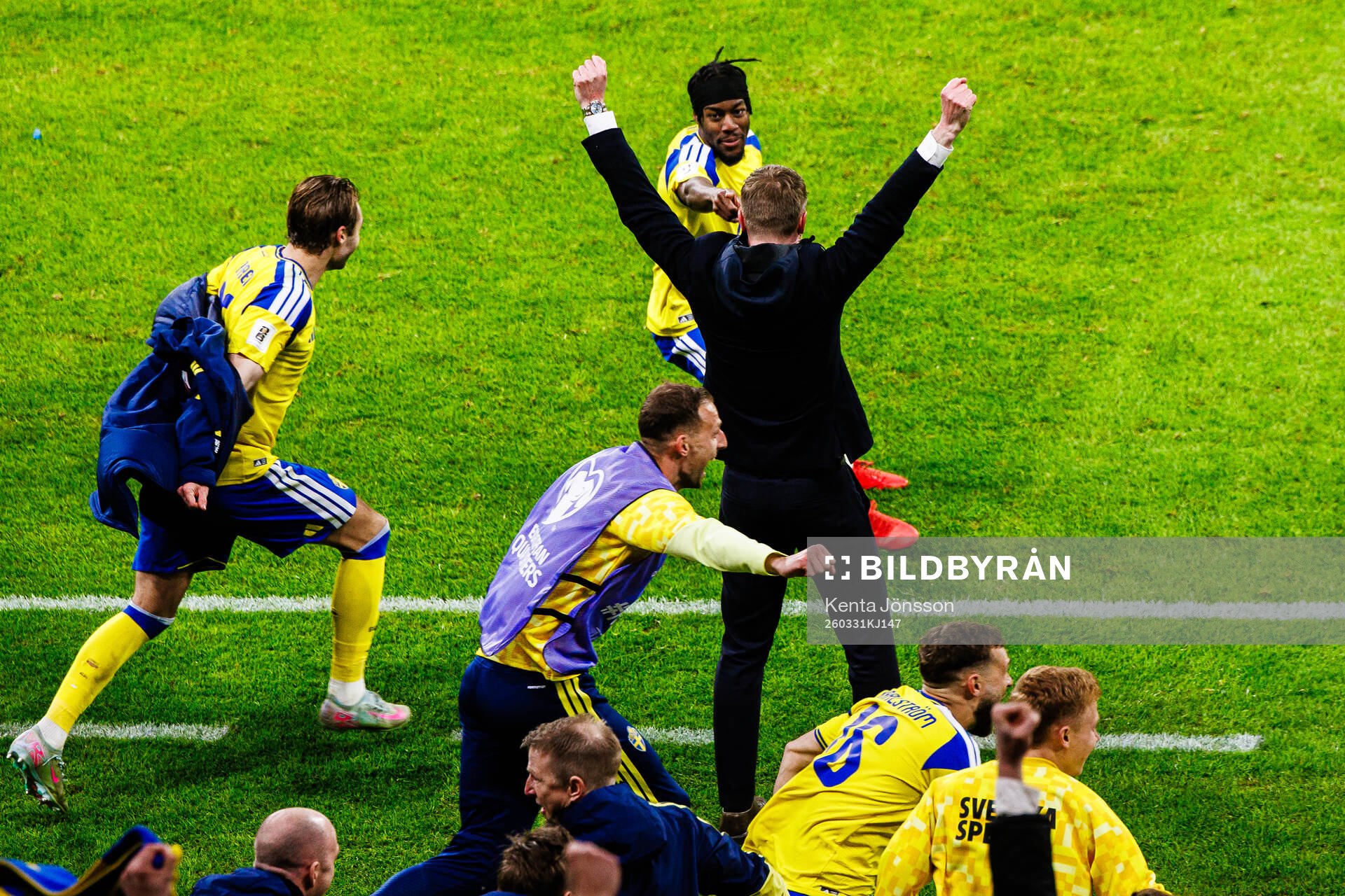 Anthony Elanga and head coach Graham Potter of Sweden