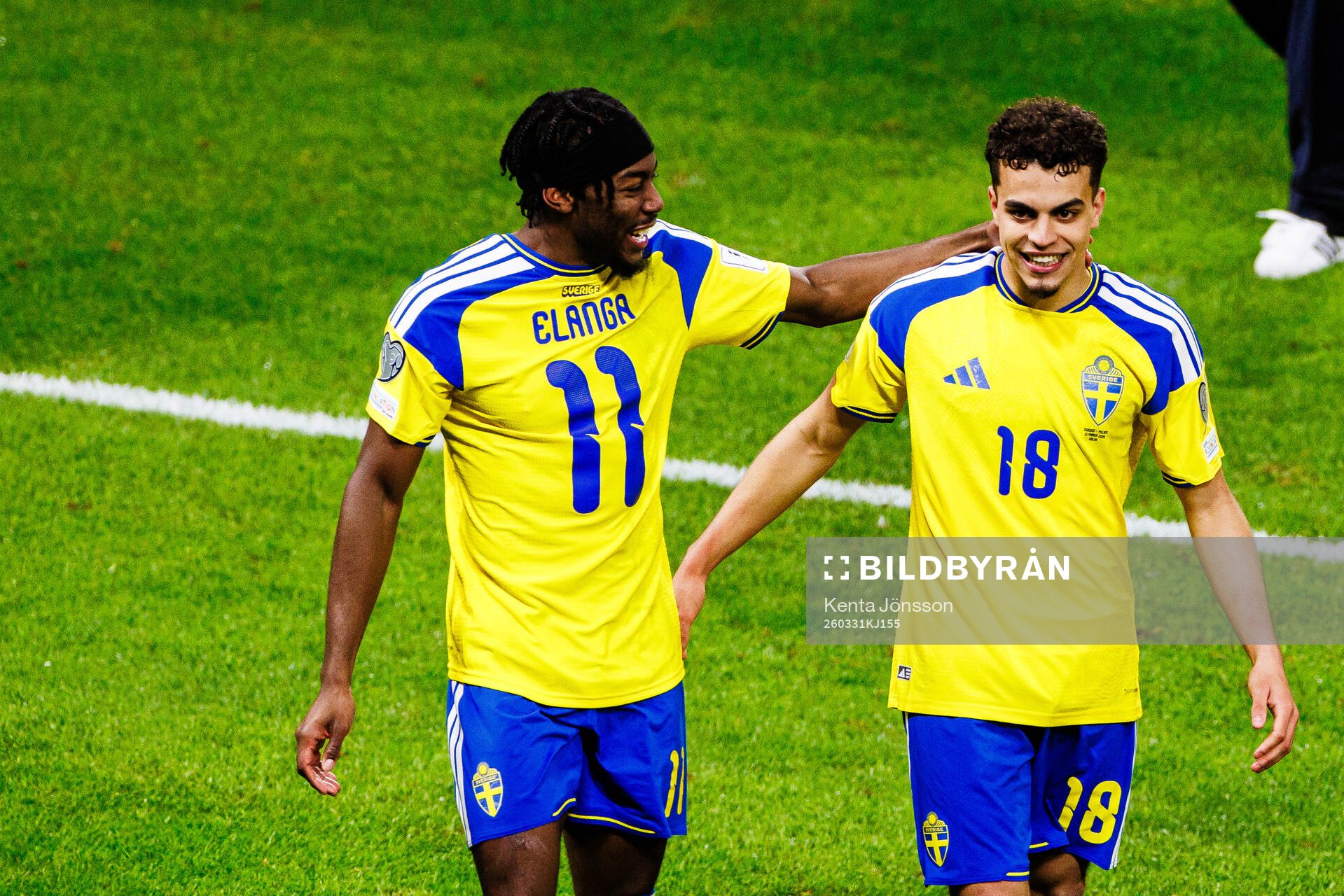 Anthony Elanga and Yasin Ayari of Sweden celebrates