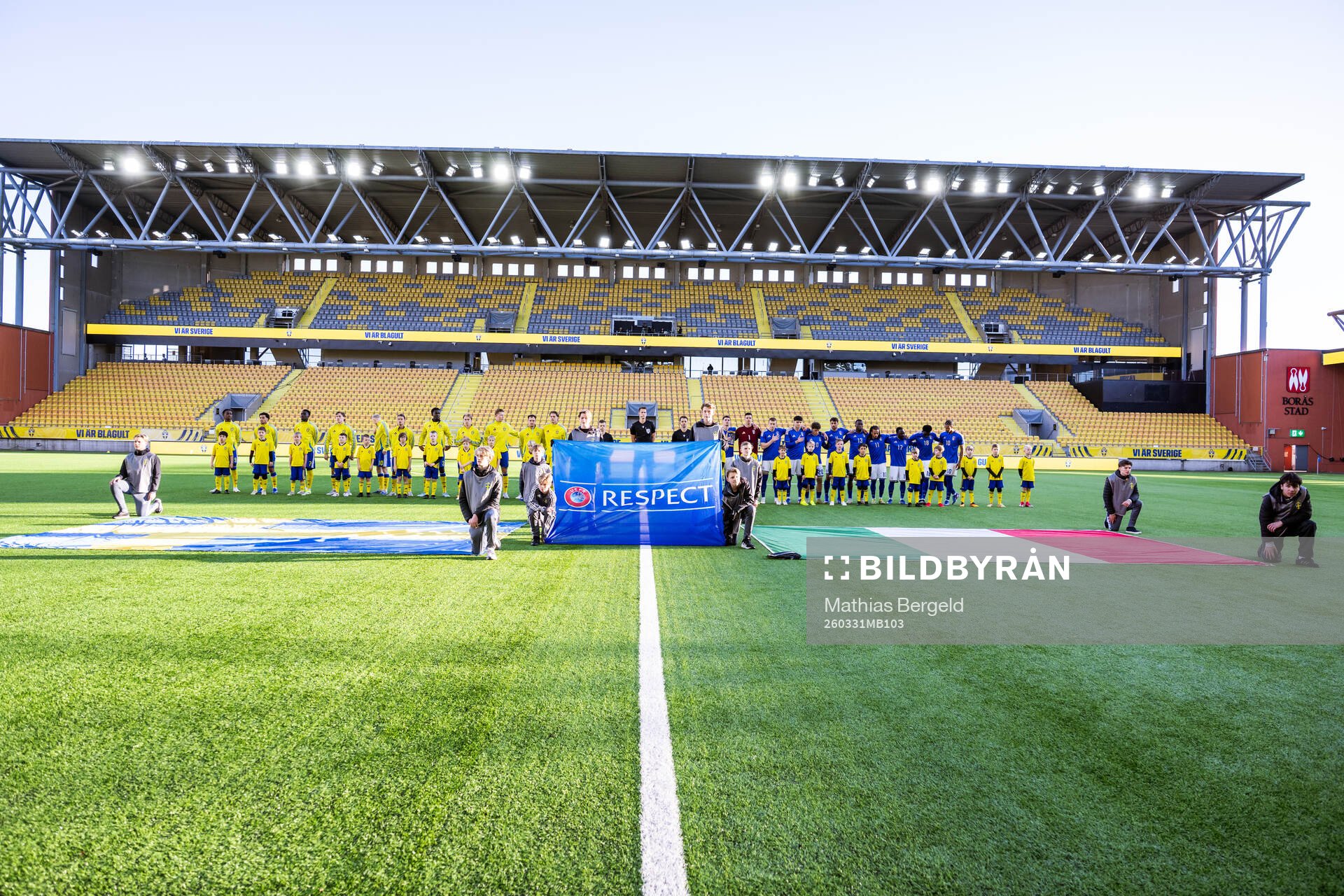 Players of Sweden and Italy