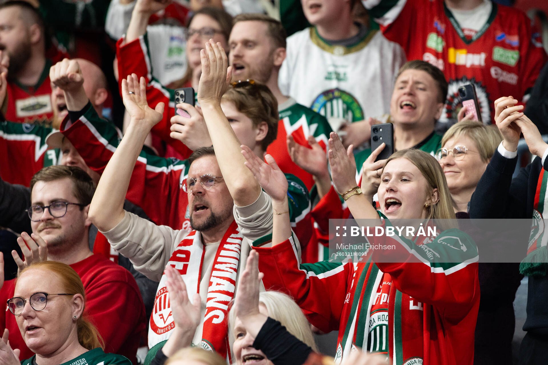 Frölunda supportrar jublar