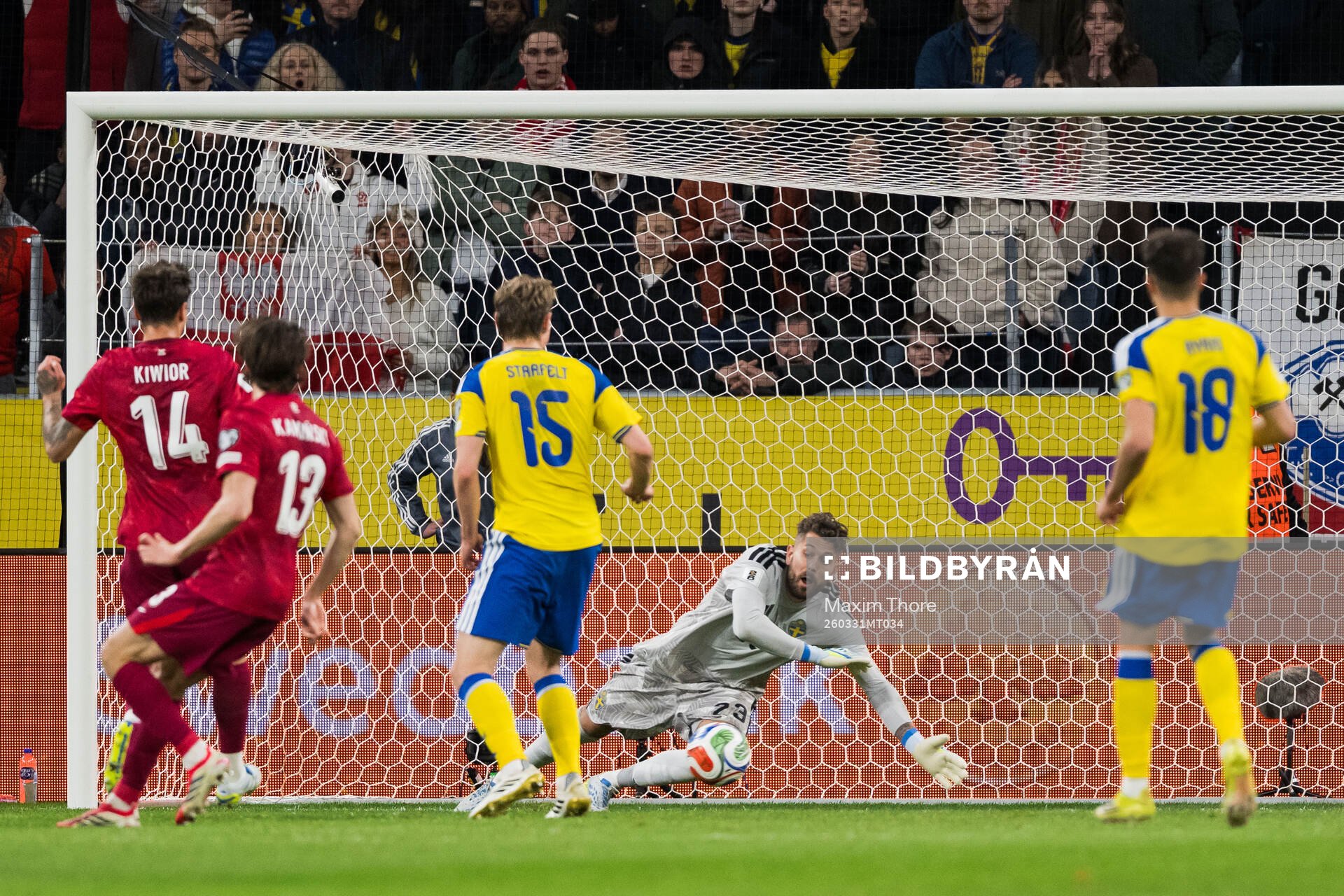 goalkeeper Kristoffer Nordfeldt of Sweden at the 1-1 goal