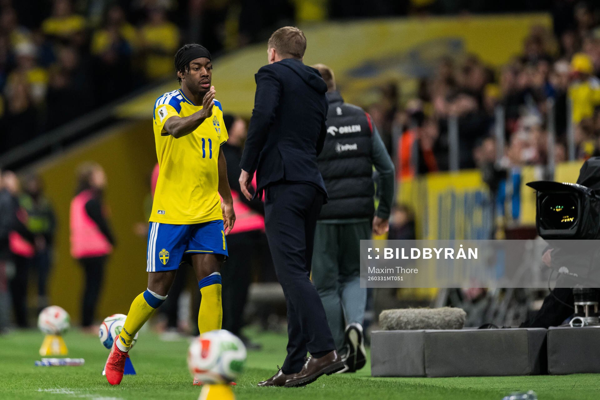 Anthony Elanga and head coach Graham Potter of Sweden