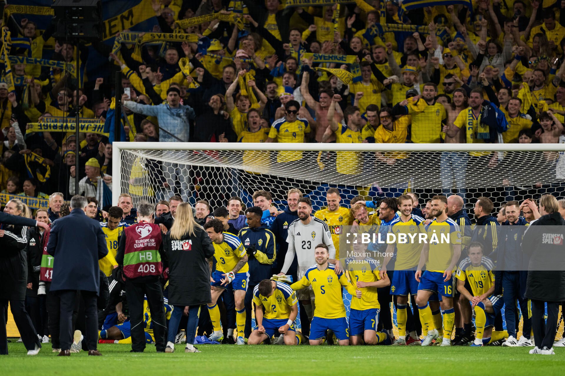 Players of Sweden celebrates