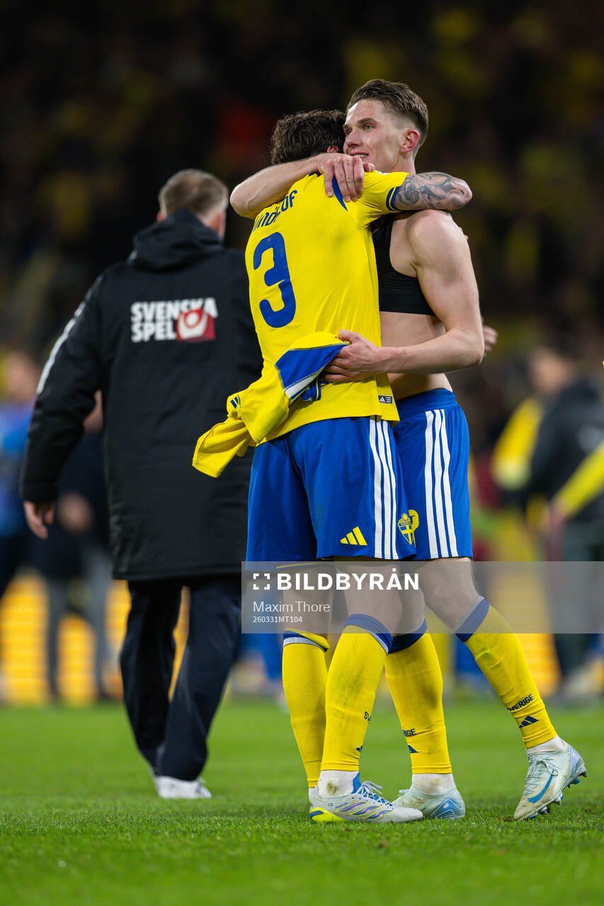 Victor Nilsson Lindelöf and Viktor Gyökeres celebrate