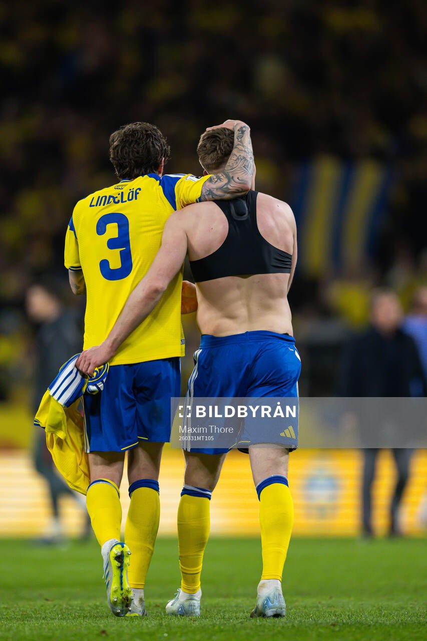 Victor Nilsson Lindelöf and Viktor Gyökeres celebrate