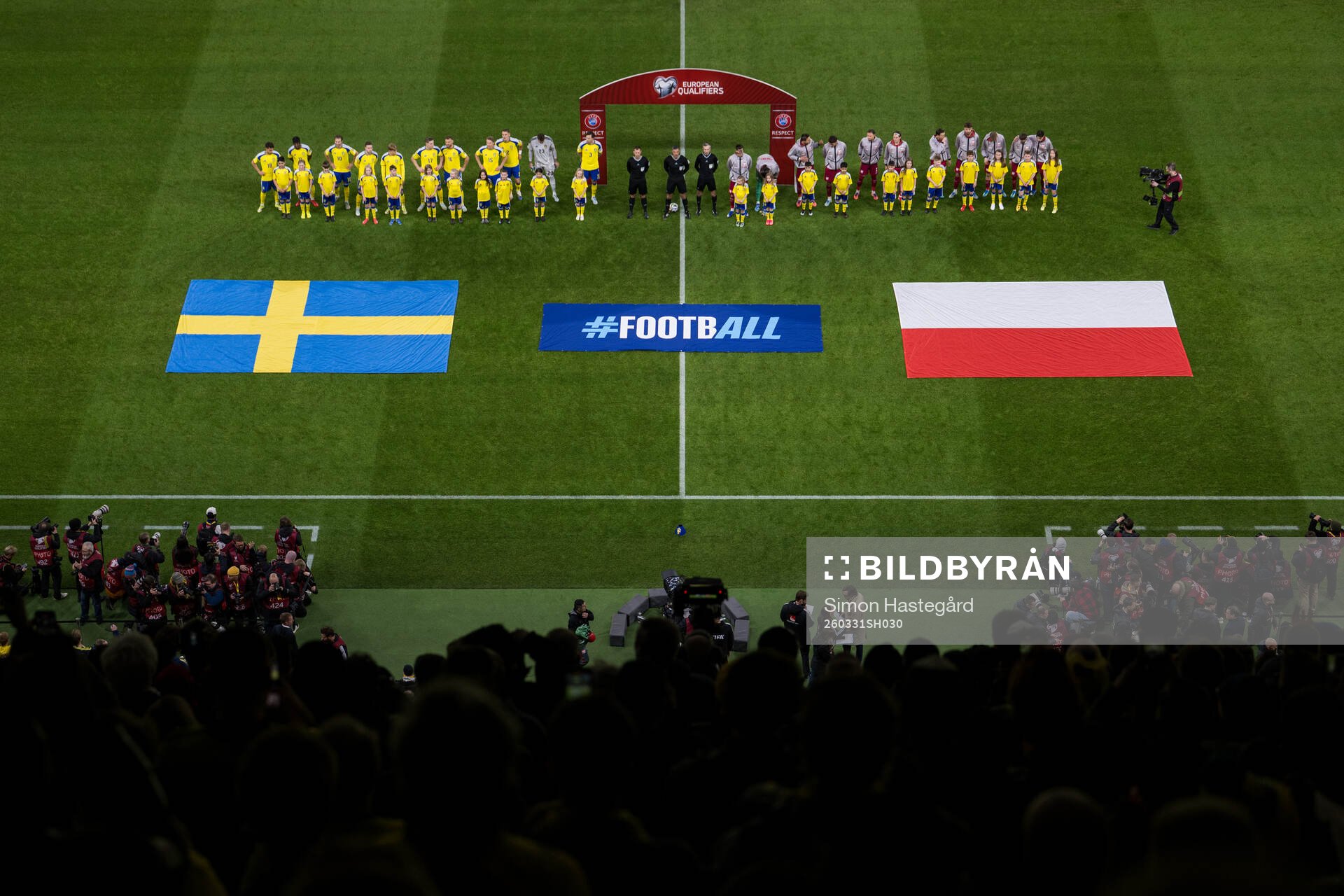 Players of Sweden and Poland
