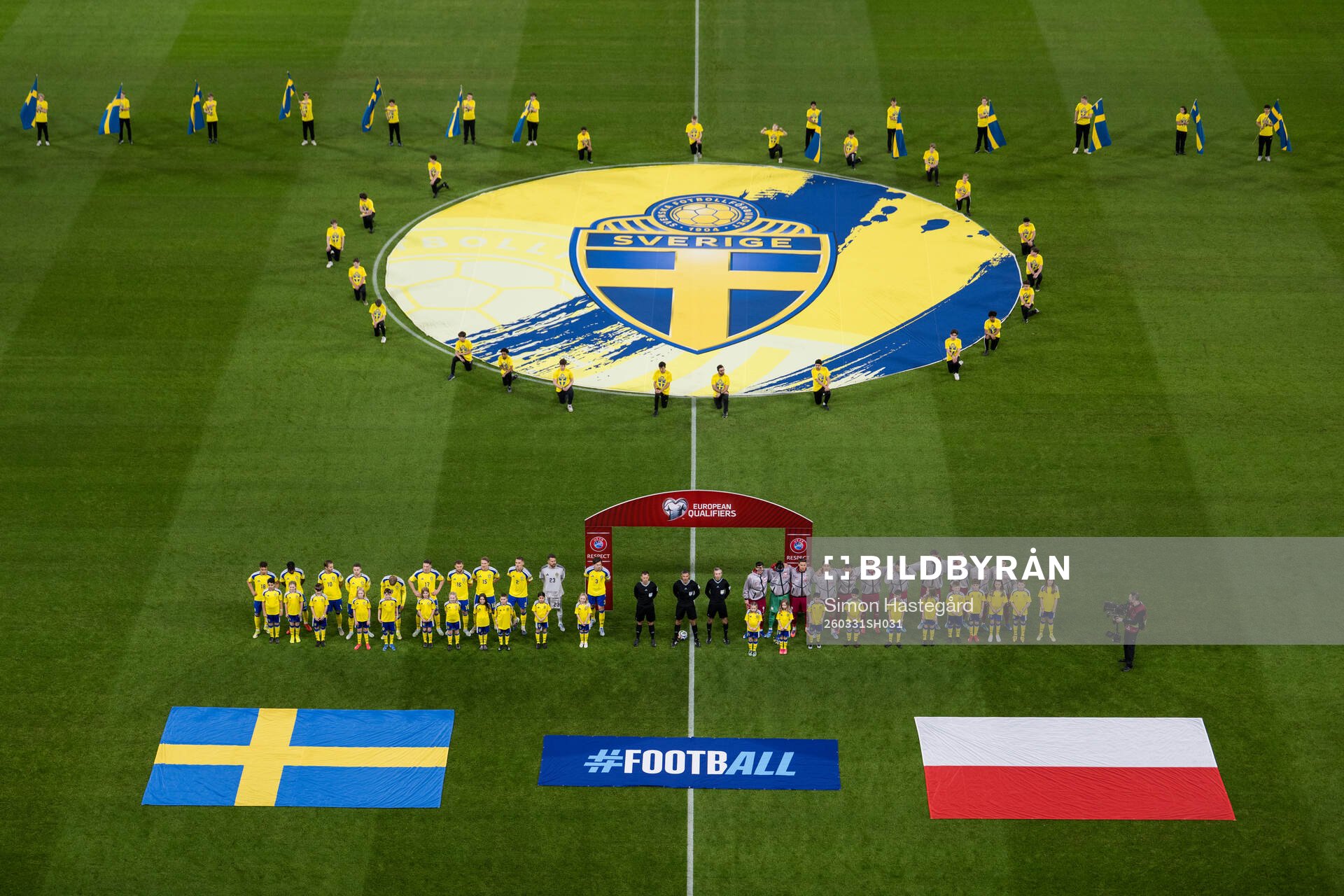 Players of Sweden and Poland