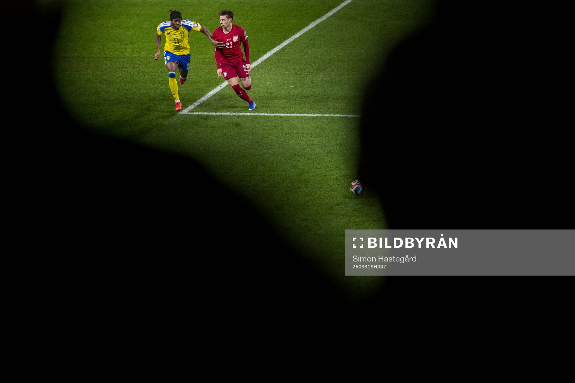 Anthony Elanga of Sweden and Nicola Zalewski of Poland