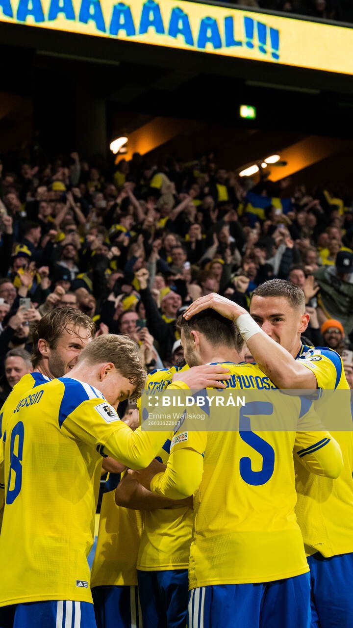 Anthony Elanga of Sweden celebrates with team mates