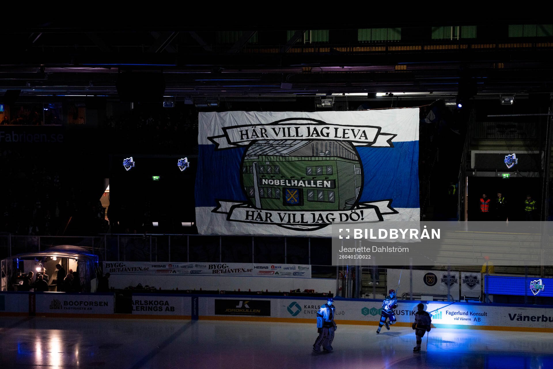 Karlskogas supportar med tifo