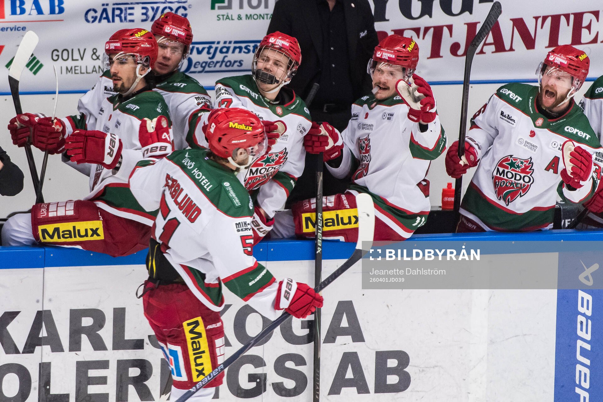 Modos Victor Berglund jublar med lagkamrater