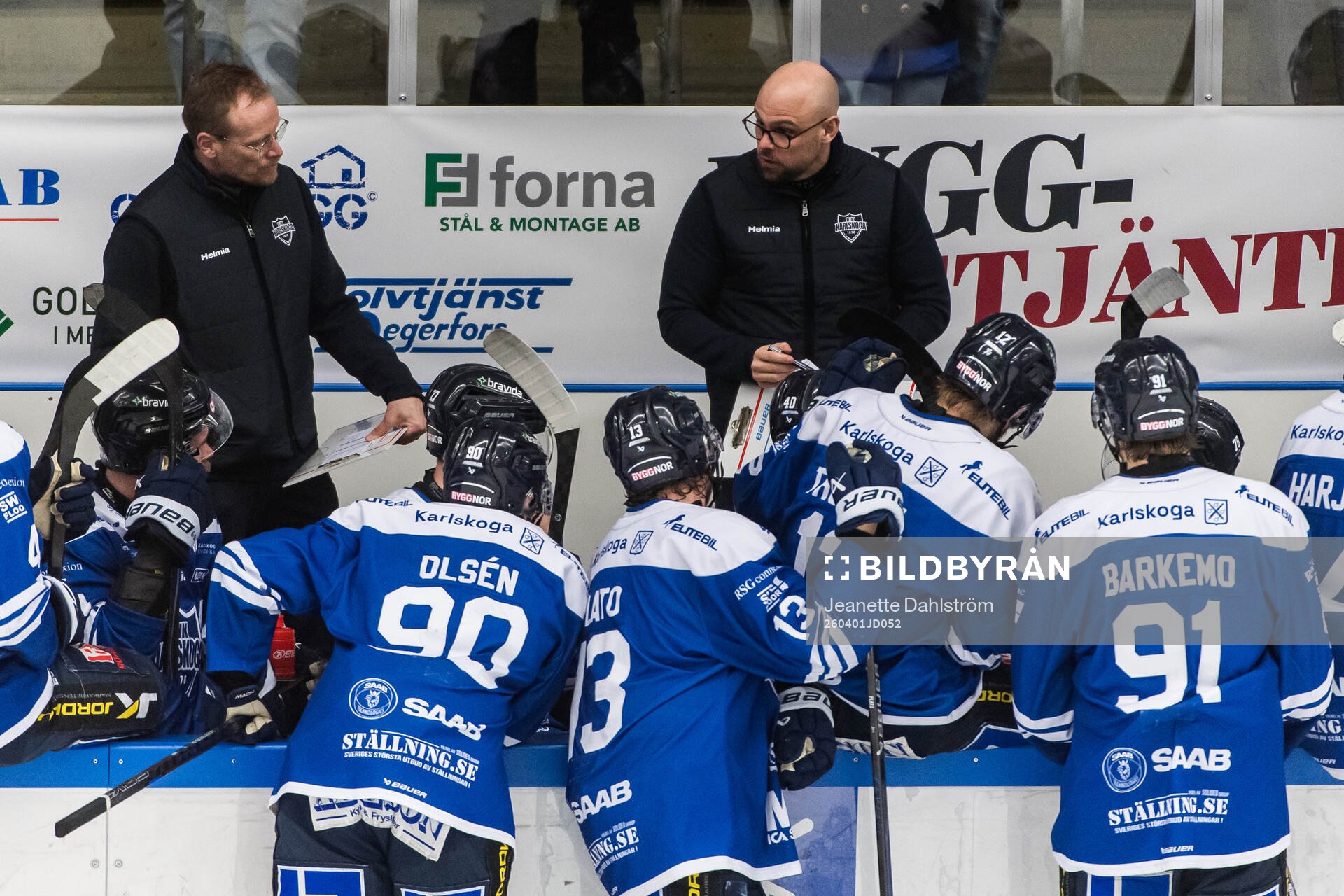 Karlskogas tränare Dennis Hall pratar med spelarna