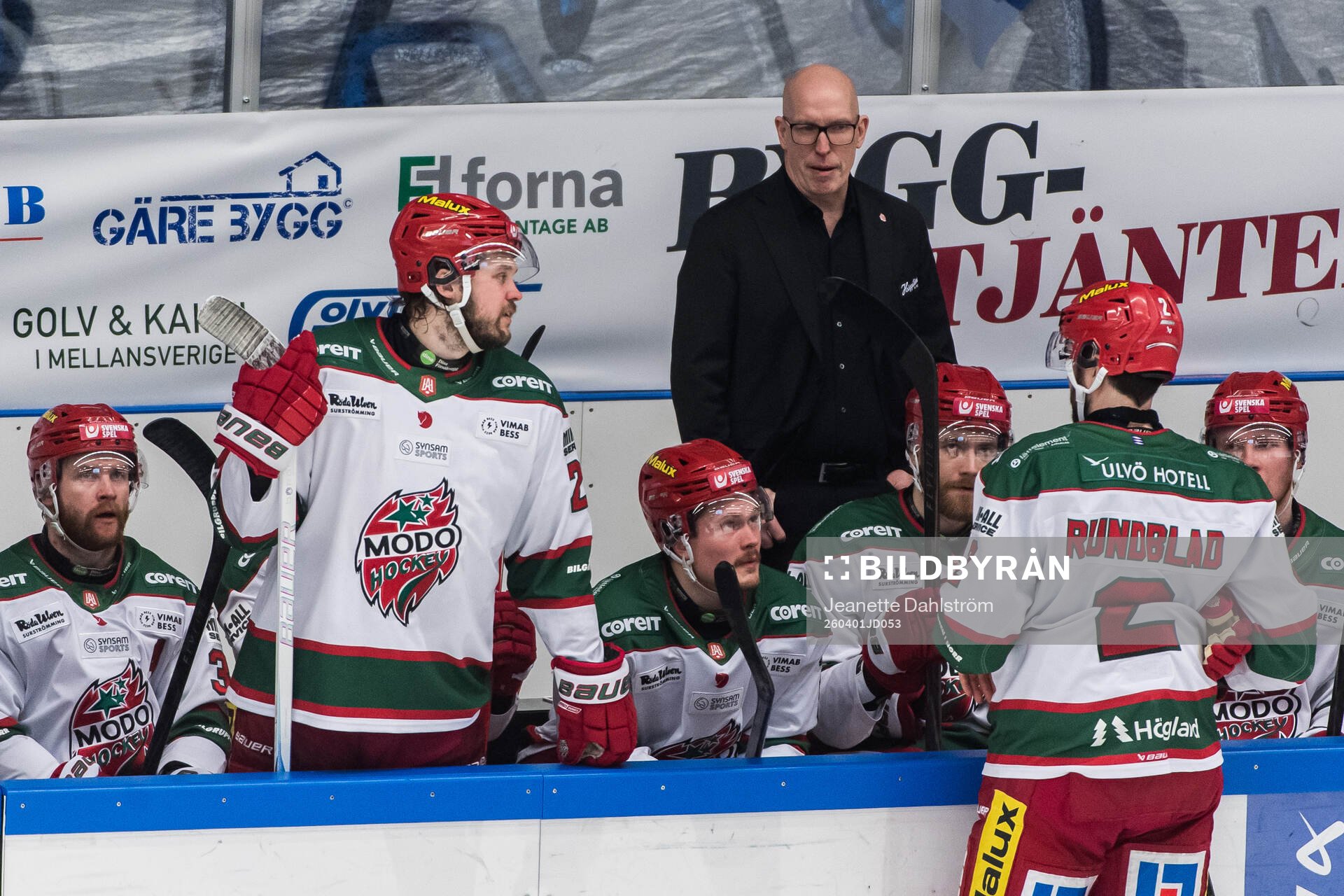 Modos huvudtränare Fredrik Andersson pratar med spelarna