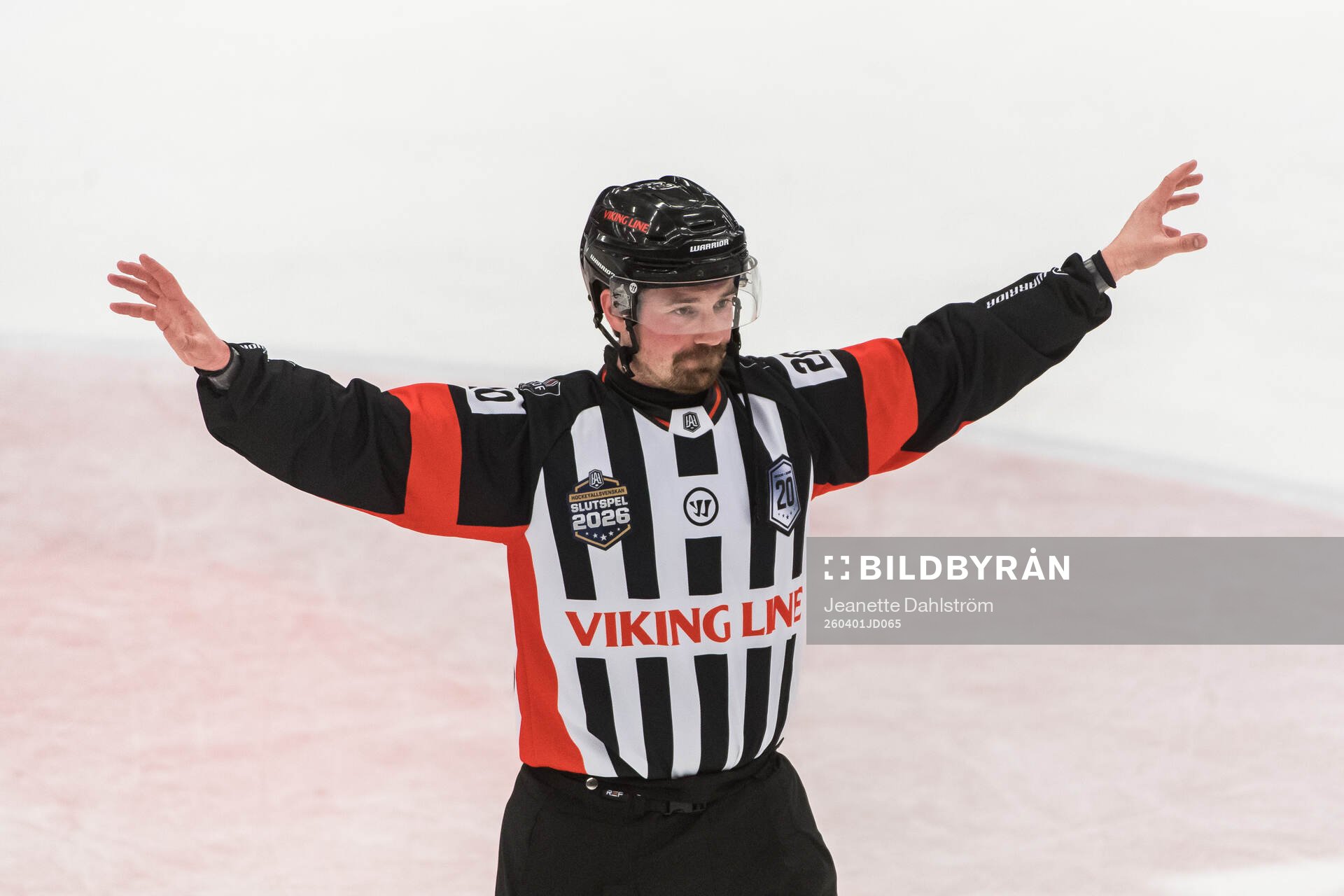 Domare Filip Granrud dömer bort ett mål för Karlskoga