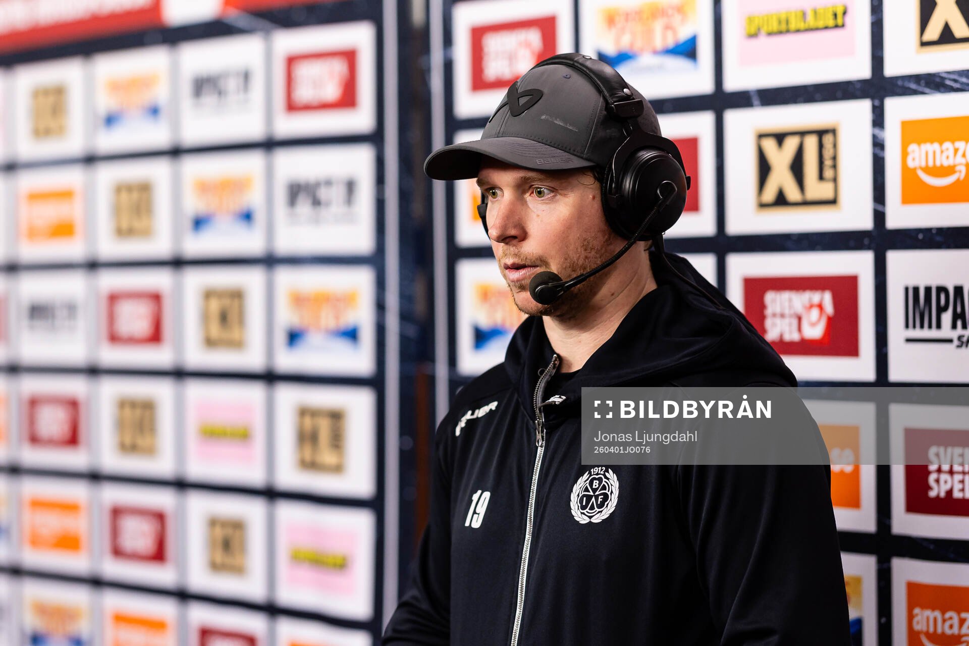 Brynäs Nicklas Bäckström blir intervjuad