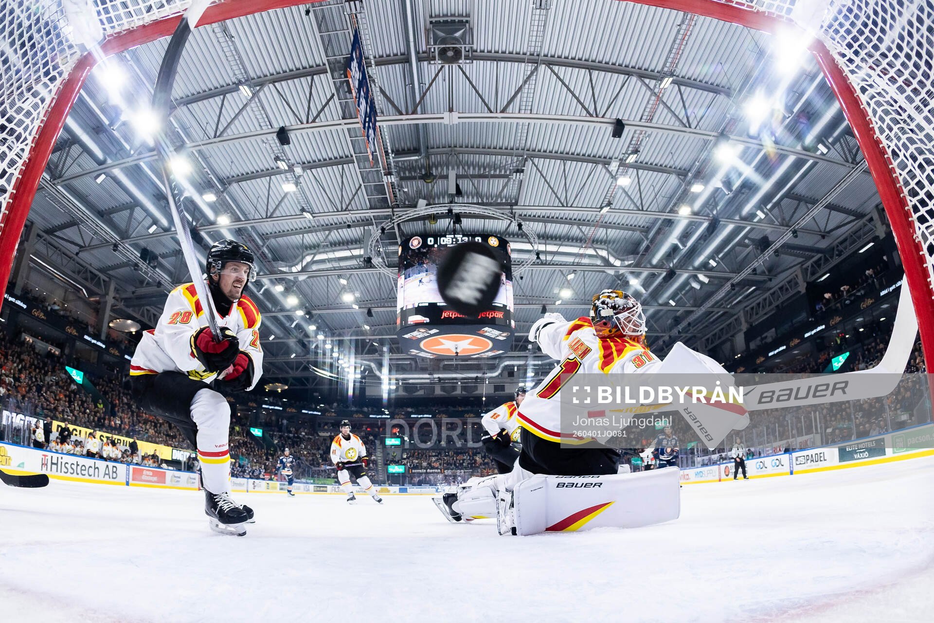Brynäs Johannes Kinnvall och målvakt Erik Källgren vid