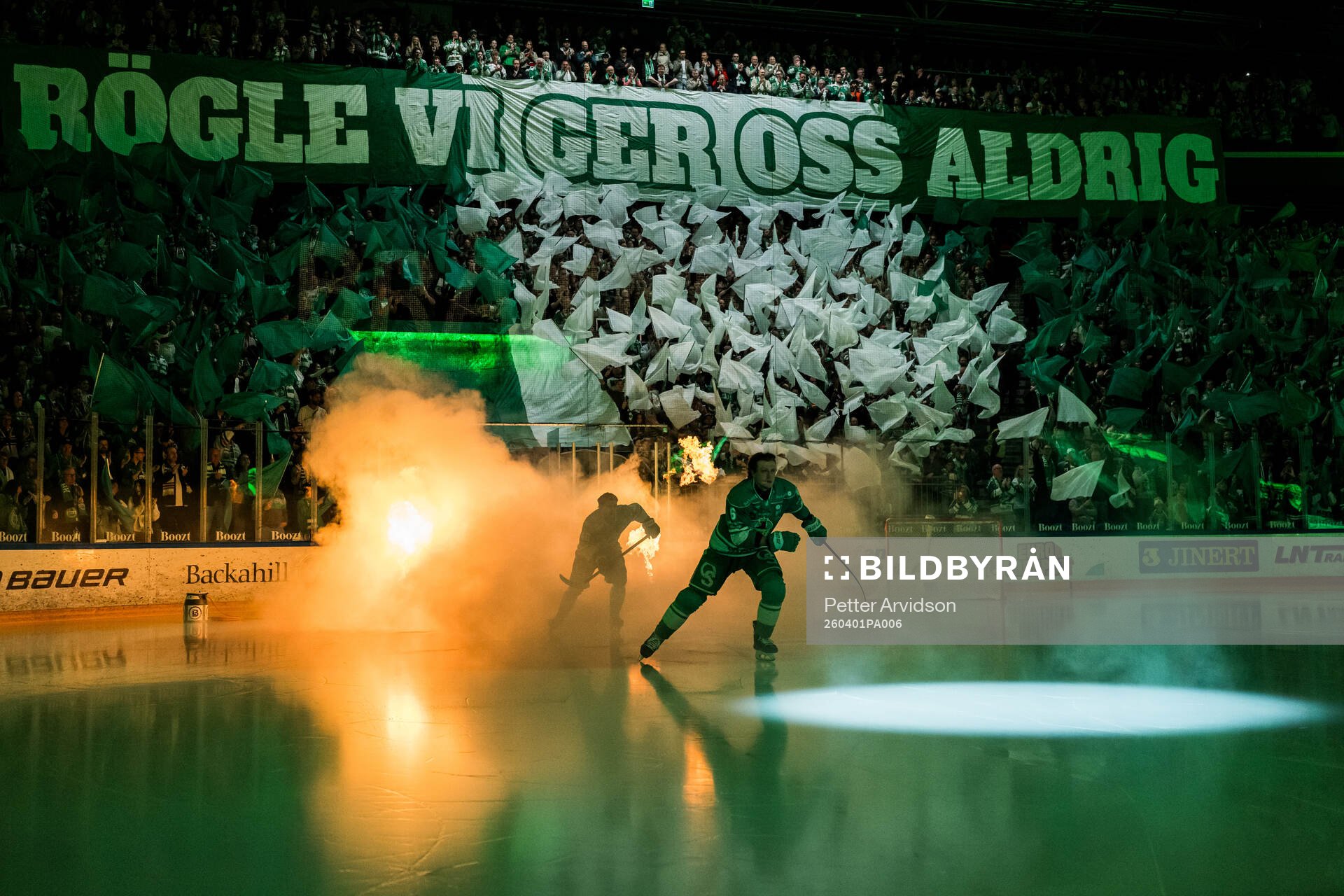 Rögles Paul Ladue gör entré med ett tifo i bakgrunden