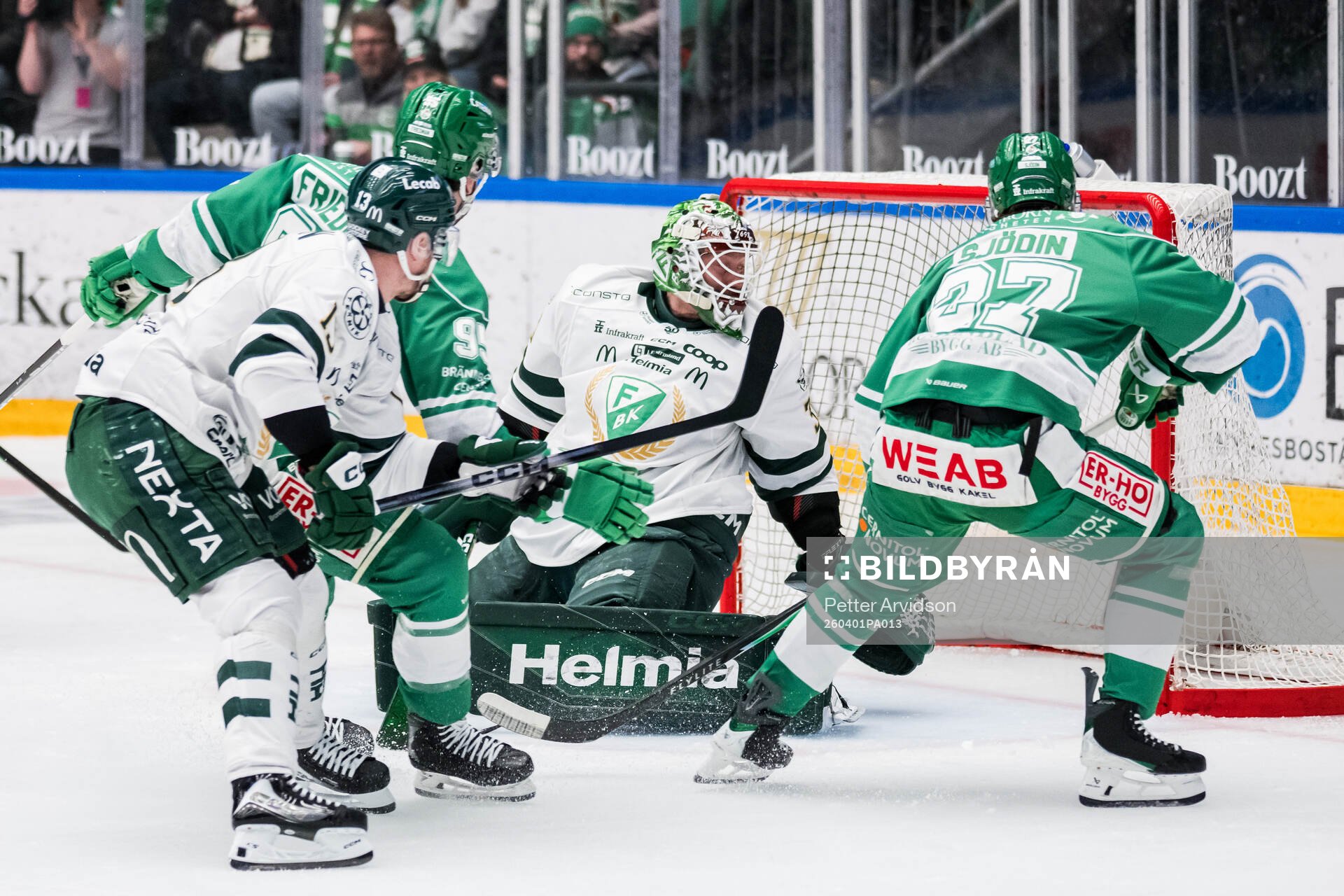 Rögles Mark Friedman och Leon Bristedt ser pucken gå in