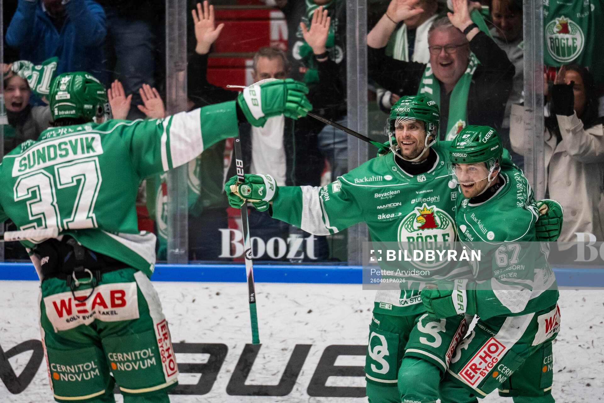 Rögles Daniel Zaar och Leon Bristedt jublar