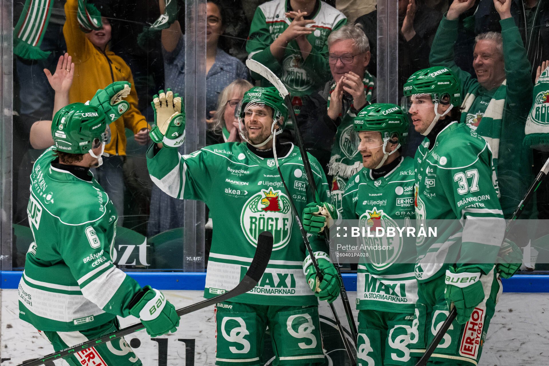 Rögles Daniel Zaar jublar med lagkamrater