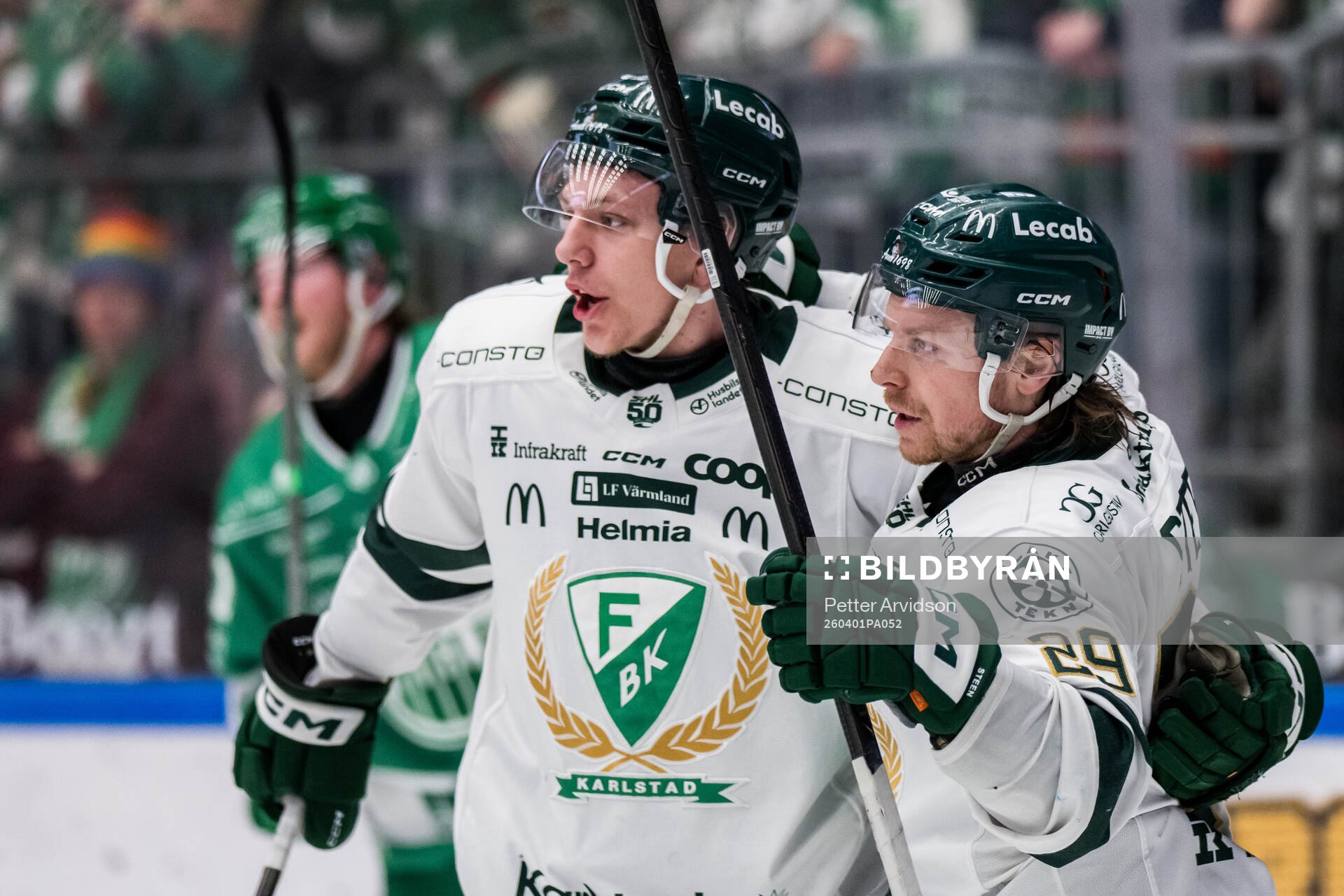 Färjestads Jack Berglund och Oskar Steen jublar