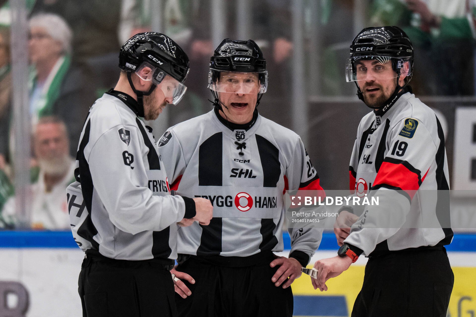 Domare Tobias Björk och domare David Laksola