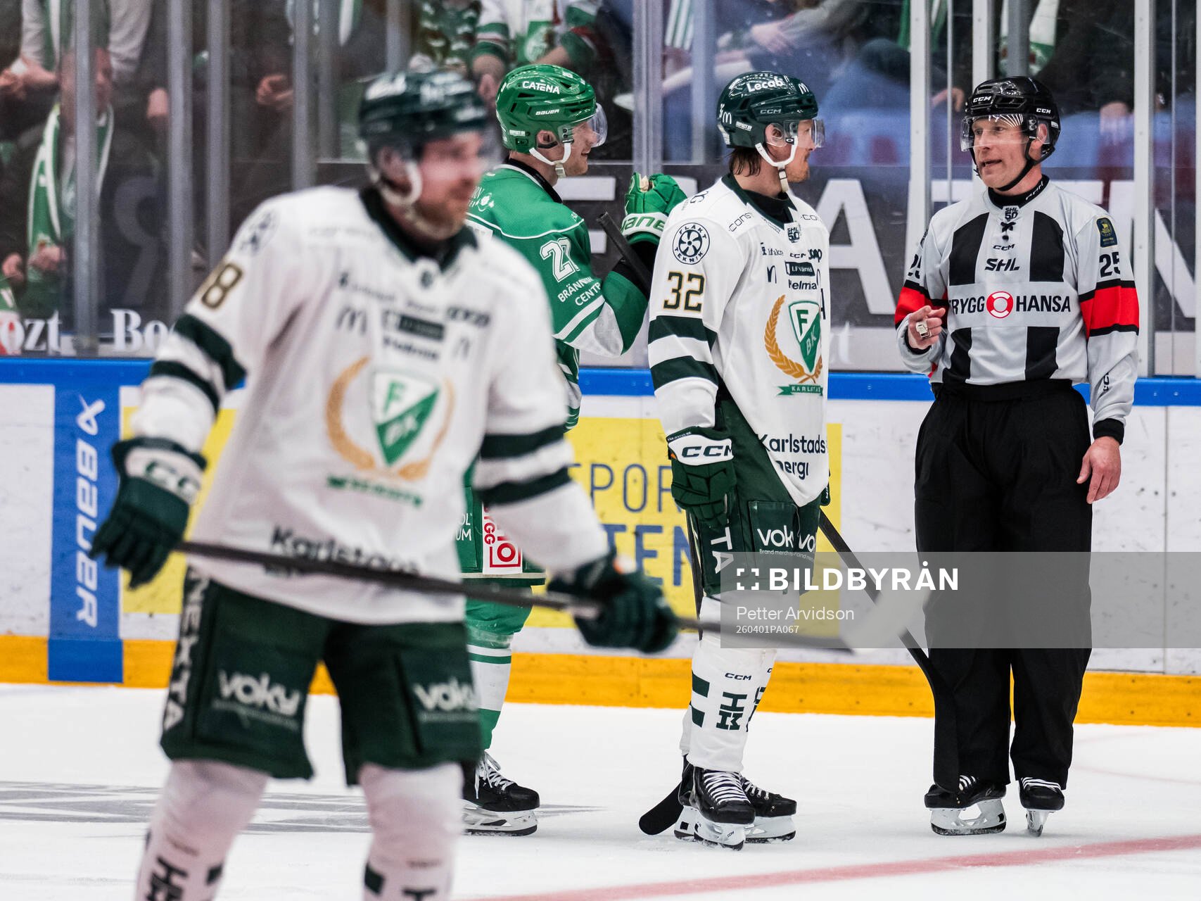 Domare Tobias Björk i samtal med Rögles Anton Bengtsson
