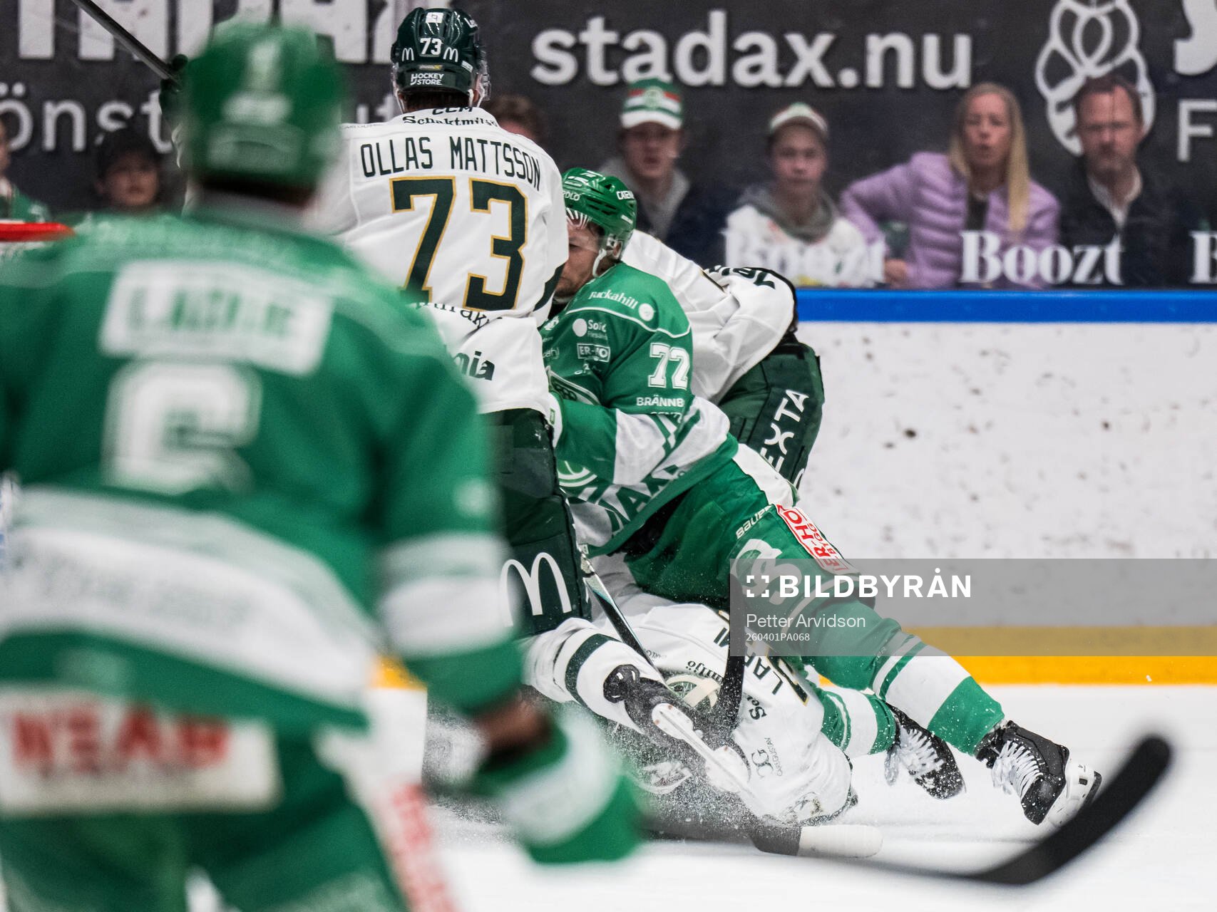 Rögles Daniel Zaar krockar med Färjestads målvakt Emil