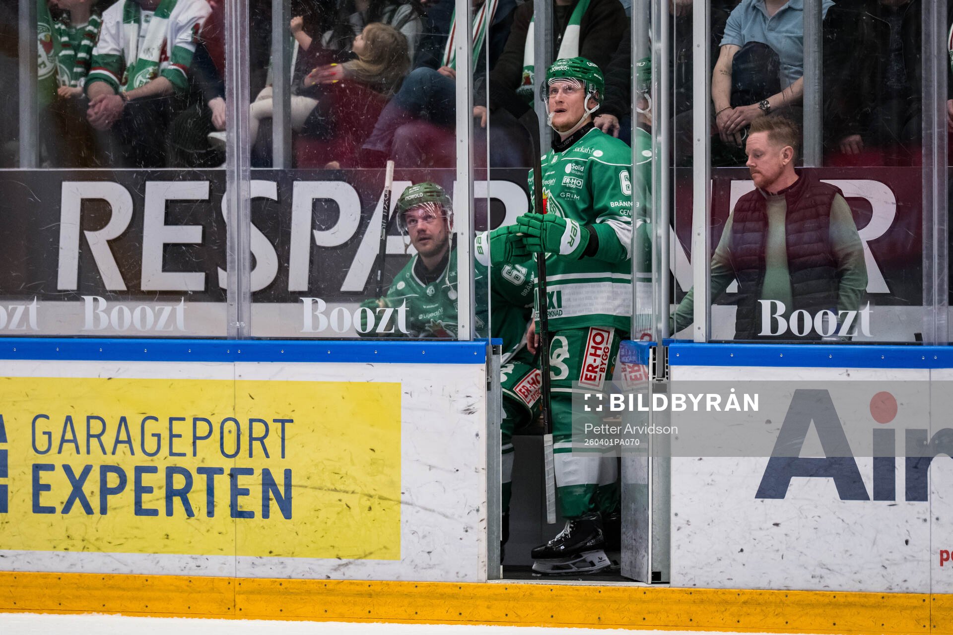 Rögles Leon Bristedt och Paul Ladue i utvisningsbåset
