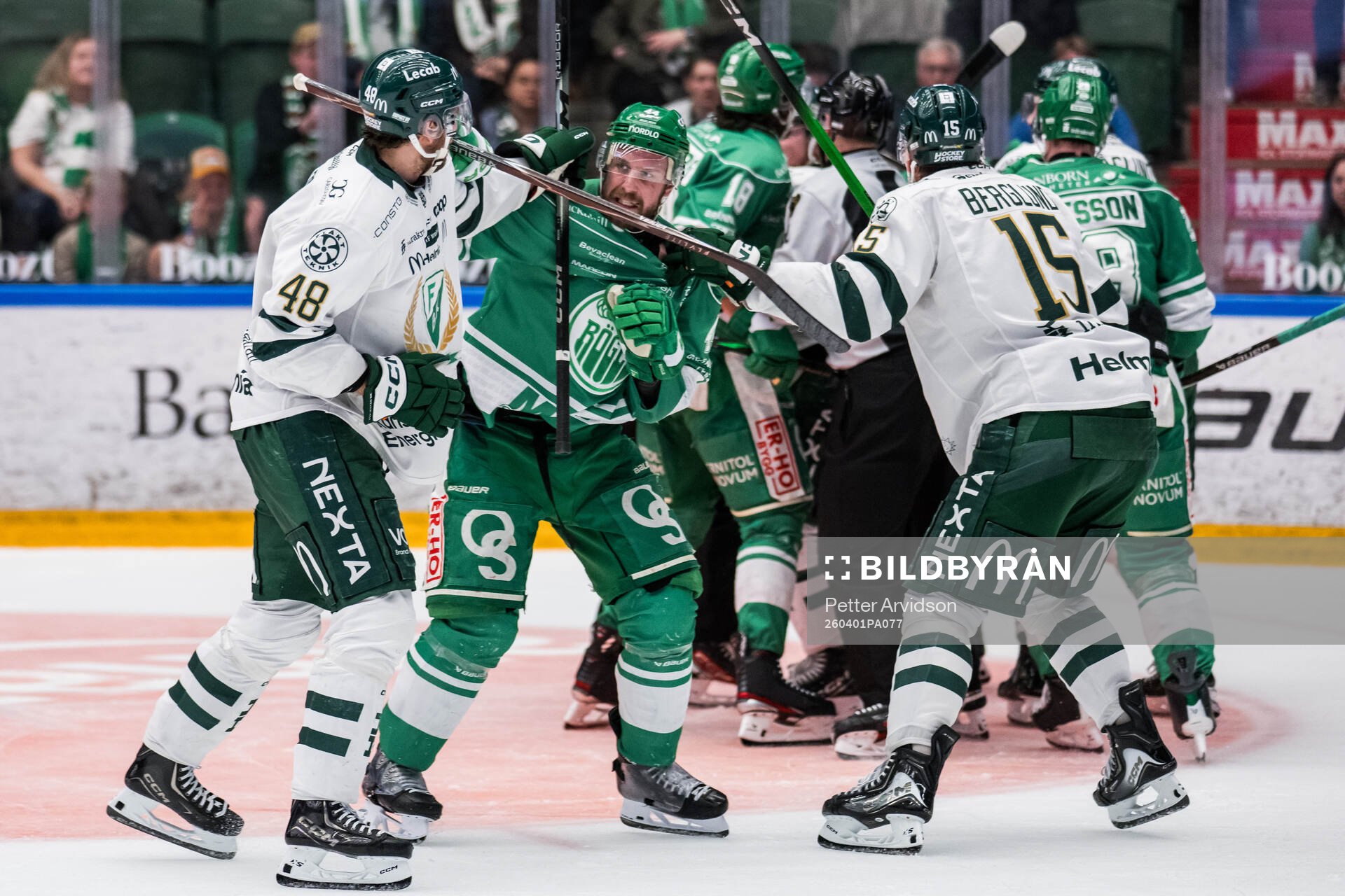 Bråk mellan Färjestads Filip Roos och Rögles Calvin De
