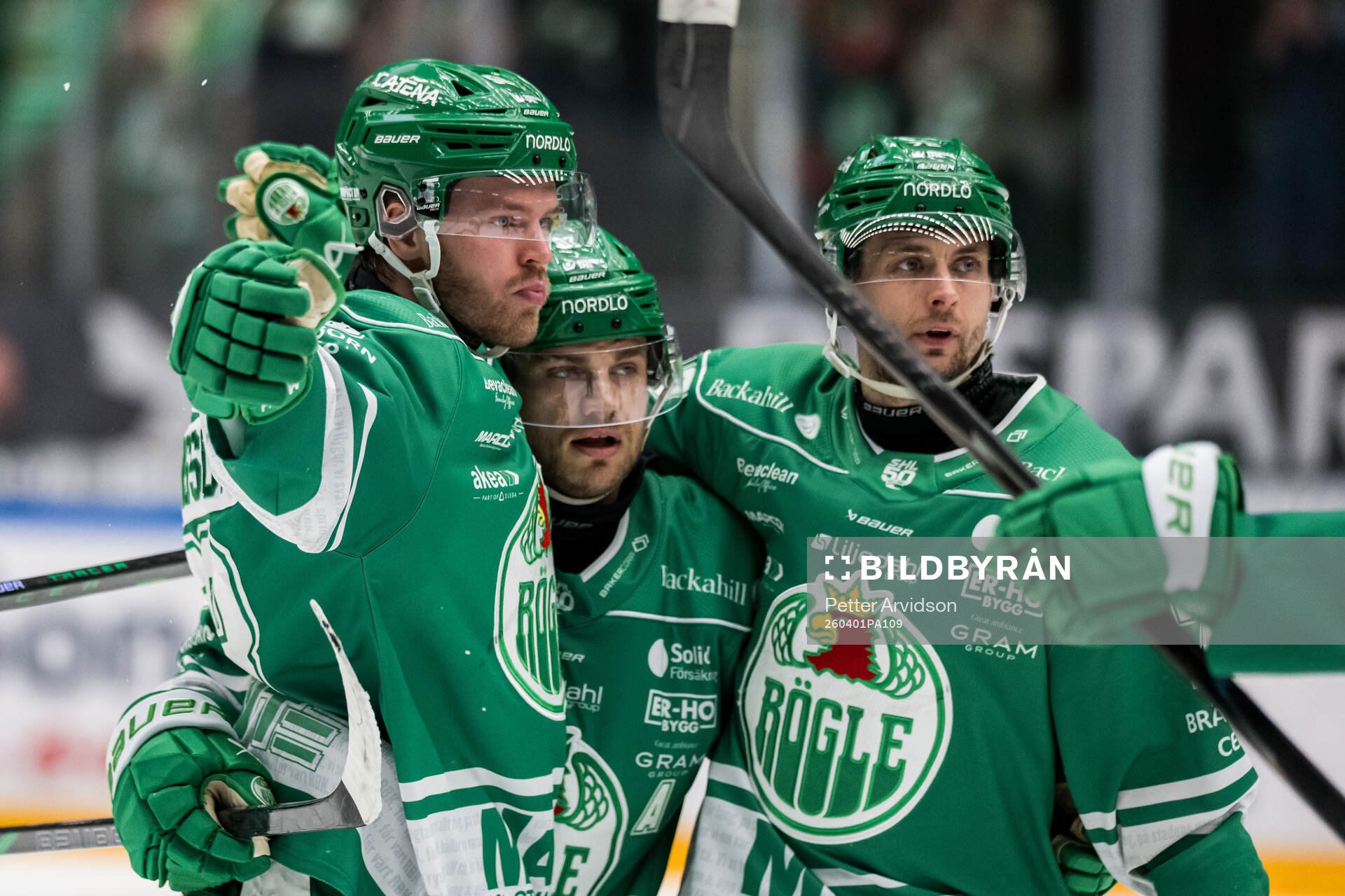 Rögles Filip Johansson jublar med Leon Bristedt och Daniel