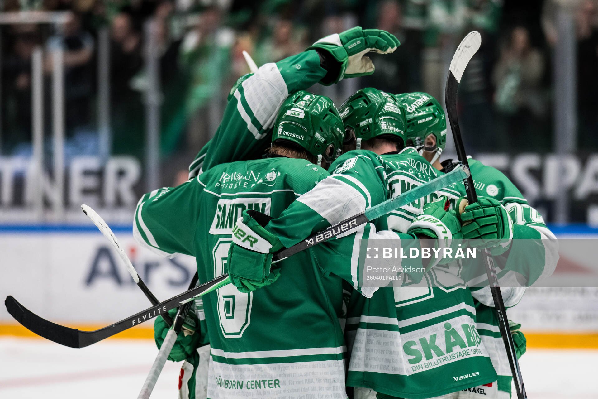 Rögles Filip Johansson jublar med lagkamrater