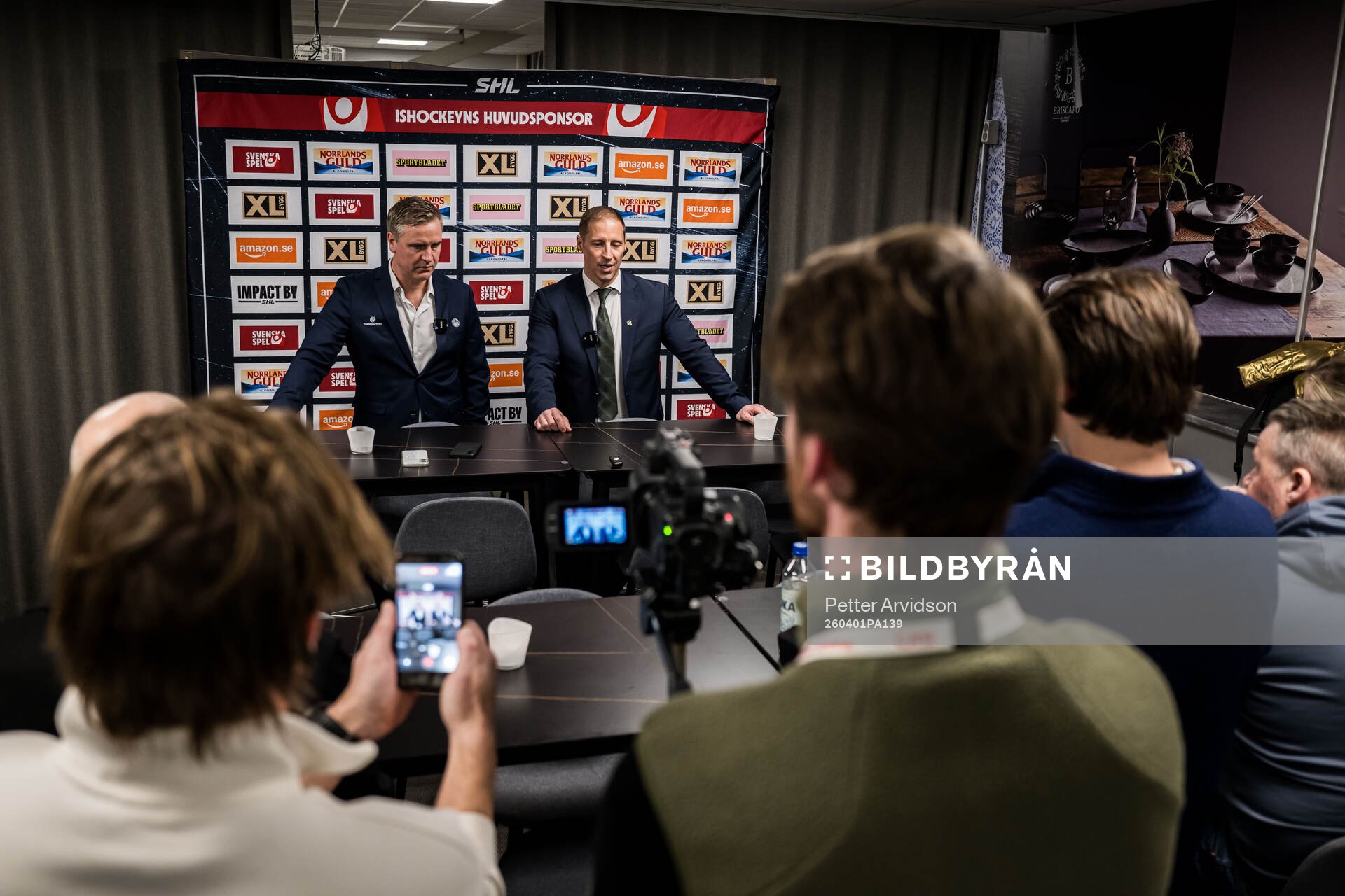 Rögles tränare Dan Tangnes och Färjestads tränare Cam