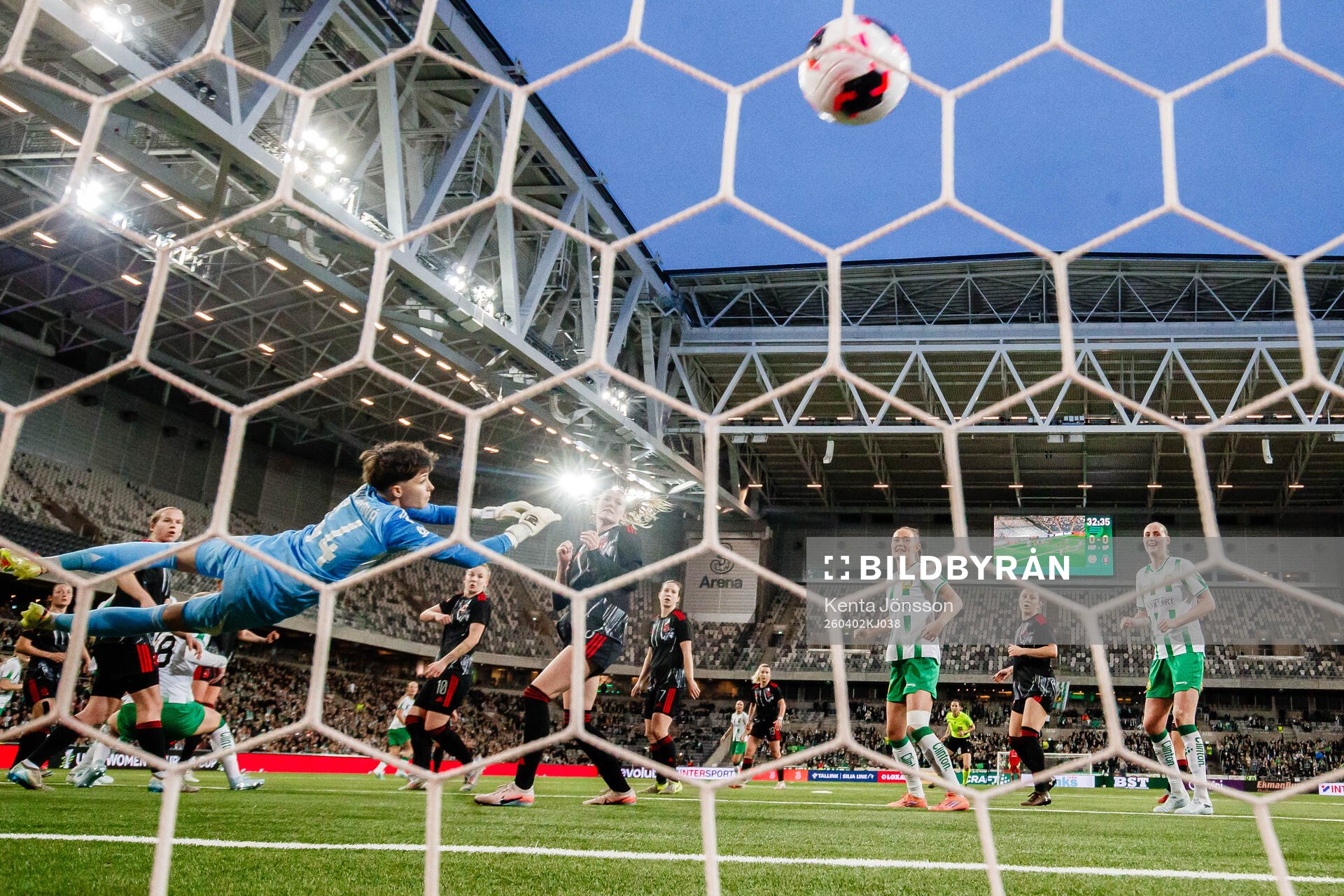Fanny Peterson of Hammarby  scores 1-0