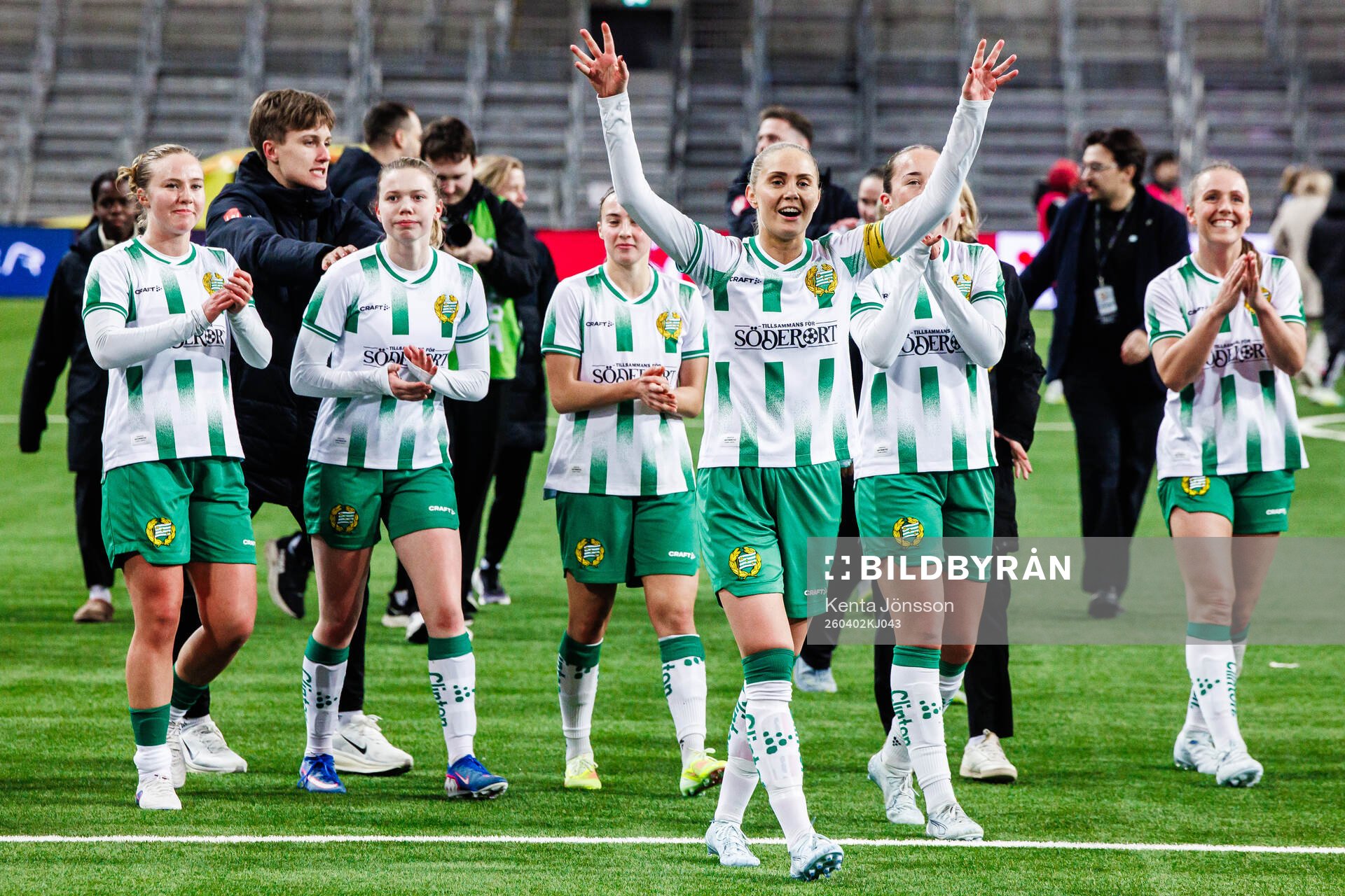 Alice Carlsson of Hammarby  celebrates with teammates
