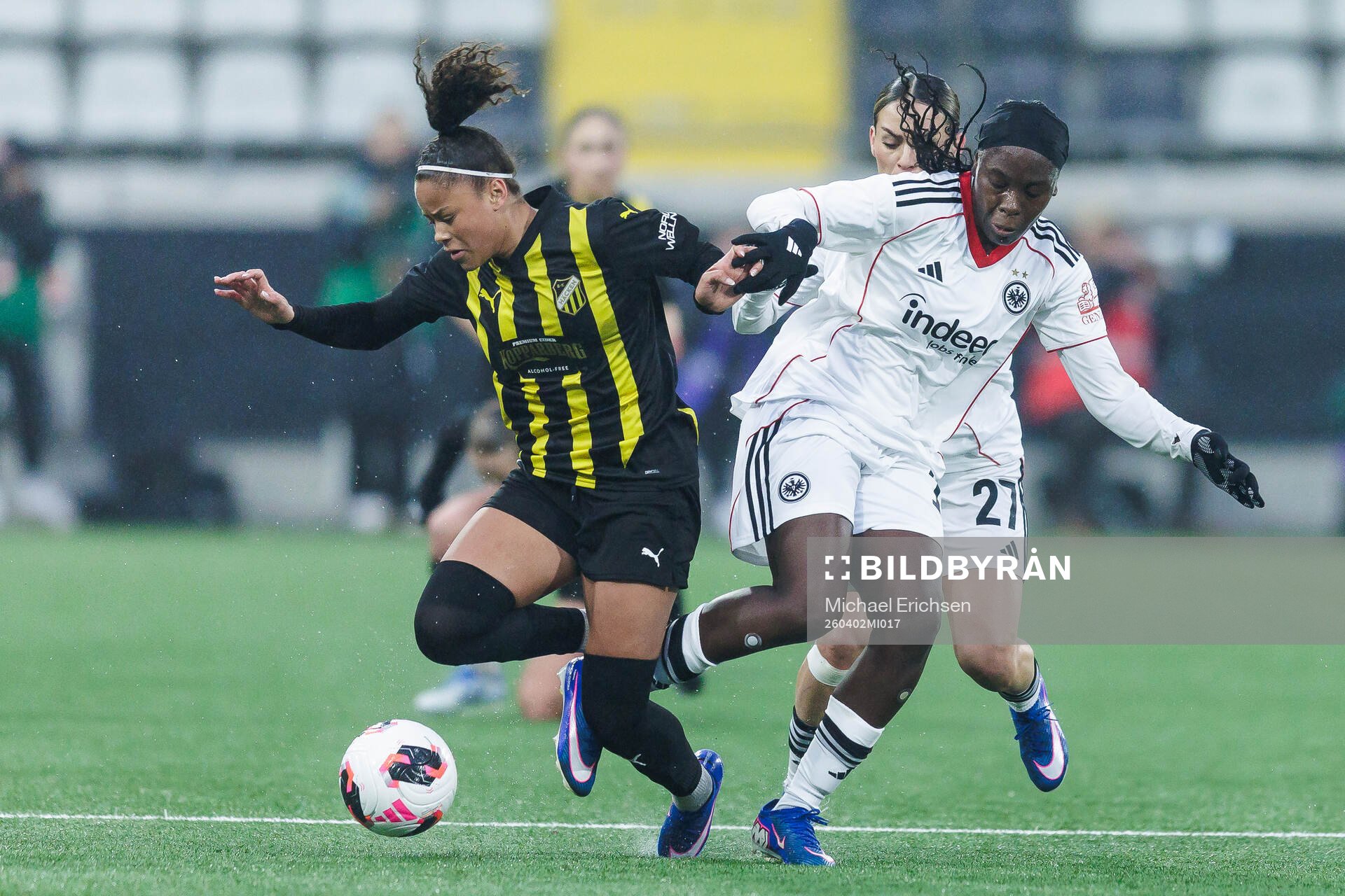 Felicia Schröder of Häcken and Nicole Anyomi of Eintracht