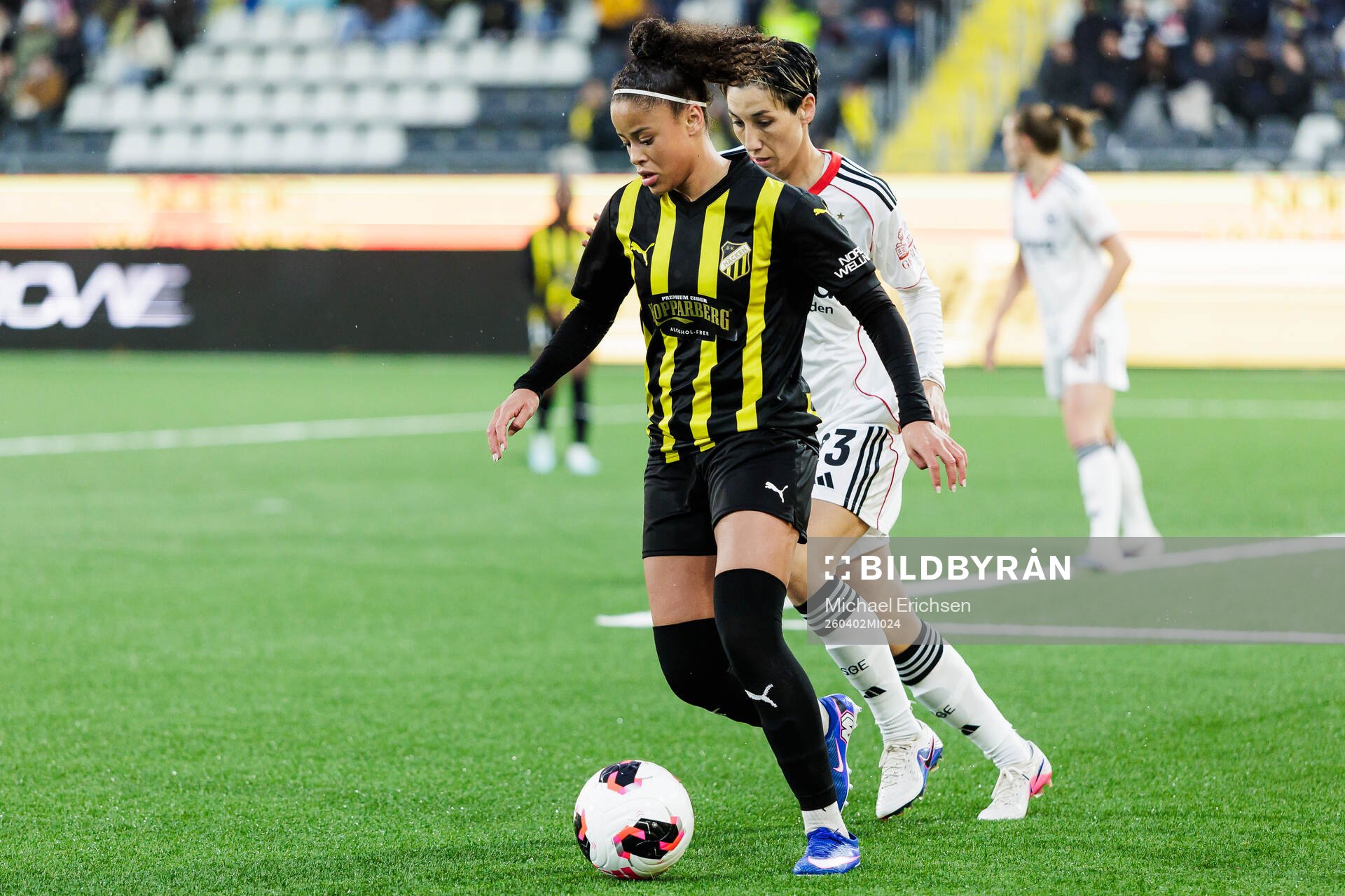 Felicia Schröder of Häcken and Sara Doorsoun of Eintracht
