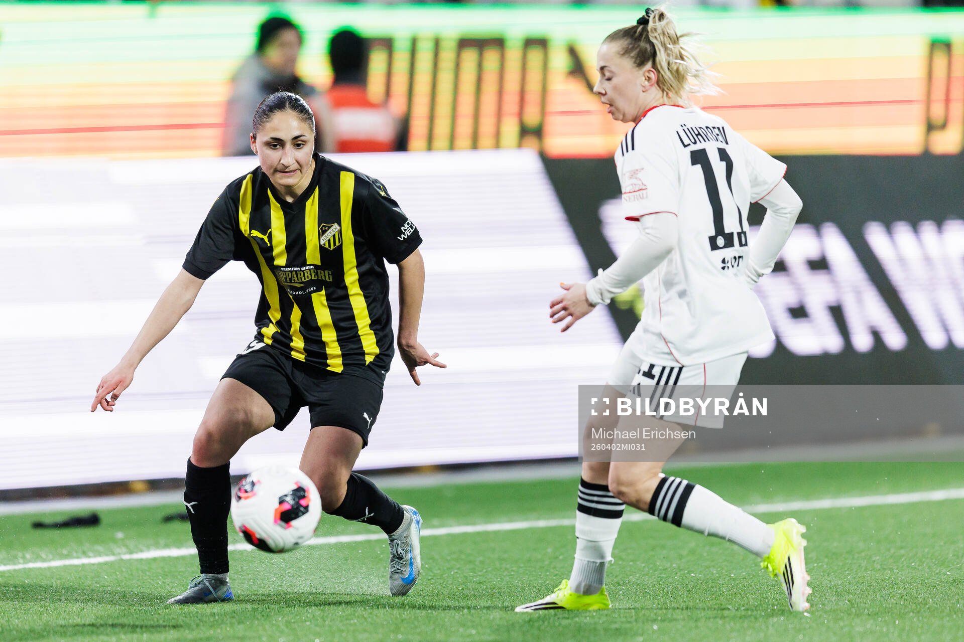 Nesrin Akgun of Häcken and Nina Luhrben of Eintracht