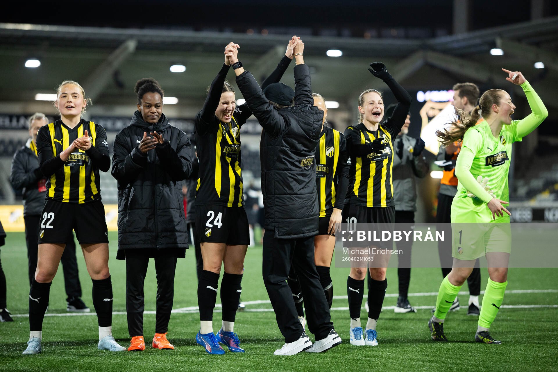 Paulina Nyström, Faith Chinzimu, Tabby Tindell, head coach