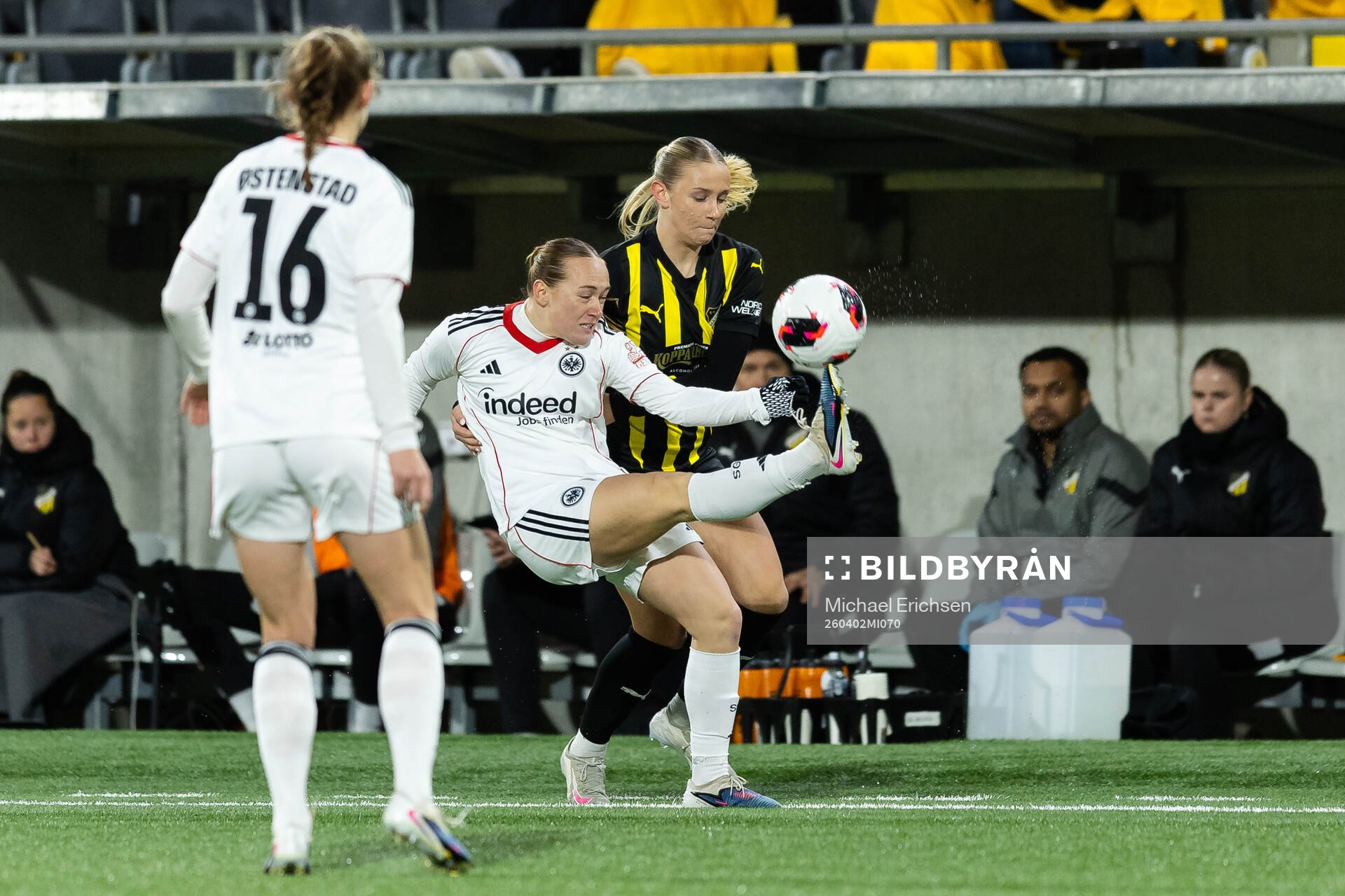 Lisanne Gräwe of Eintracht Frankfurt and Tilde Karlsson of