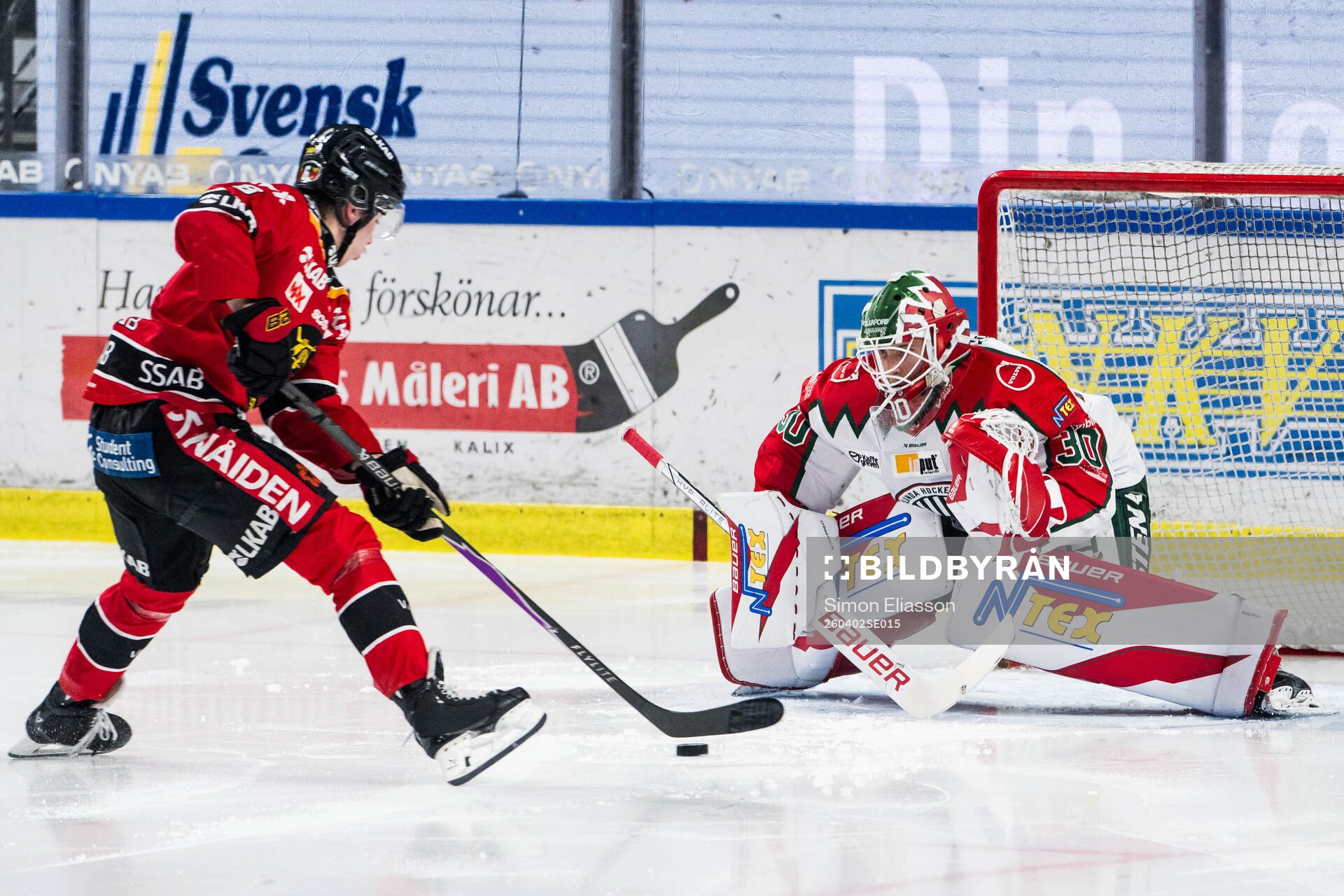 Luleås Isac Hedqvist och Frölundas målvakt Tobias Normann