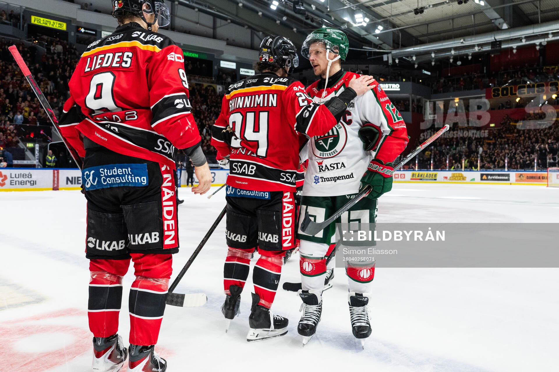 Frölundas Max Friberg tackar Luleås Brendan Shinnimin