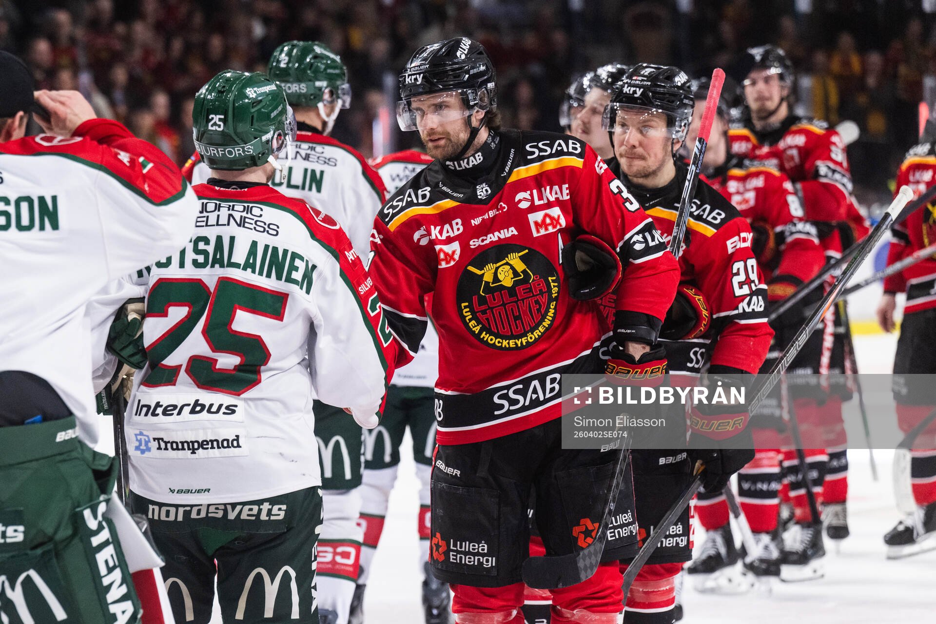 Luleås Pontus Själin tackar Frölundas spelare