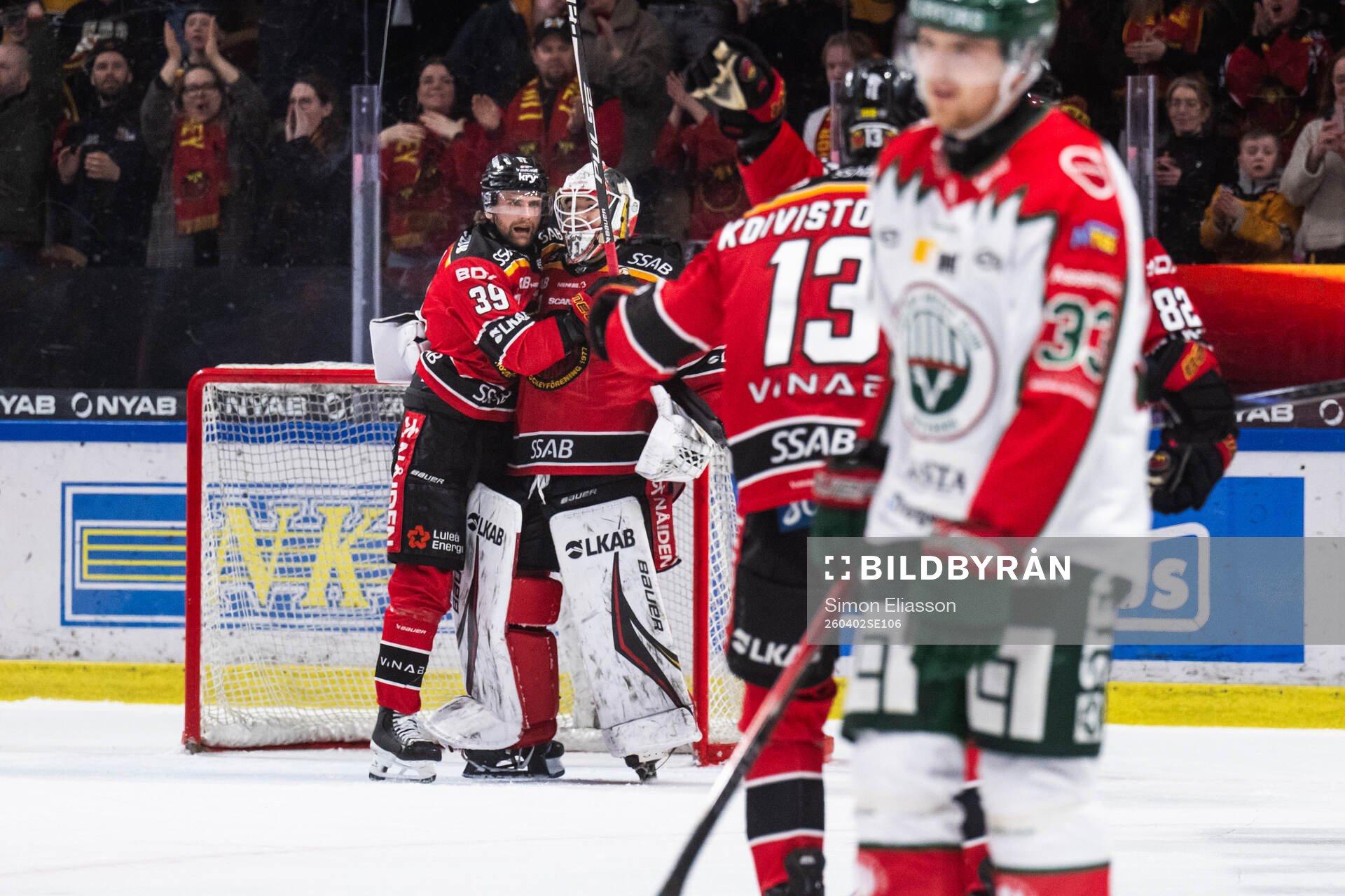 Luleås Pontus Själin och målvakt Matteus Ward jublar