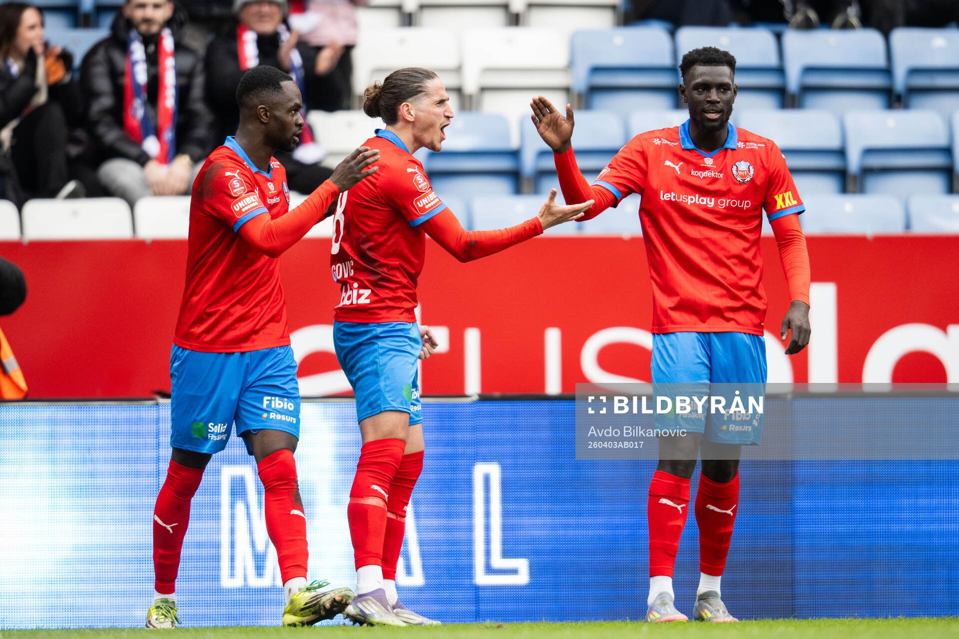 Helsingborgs Ervin Gigovic jublar med Adam Akimey och Demba