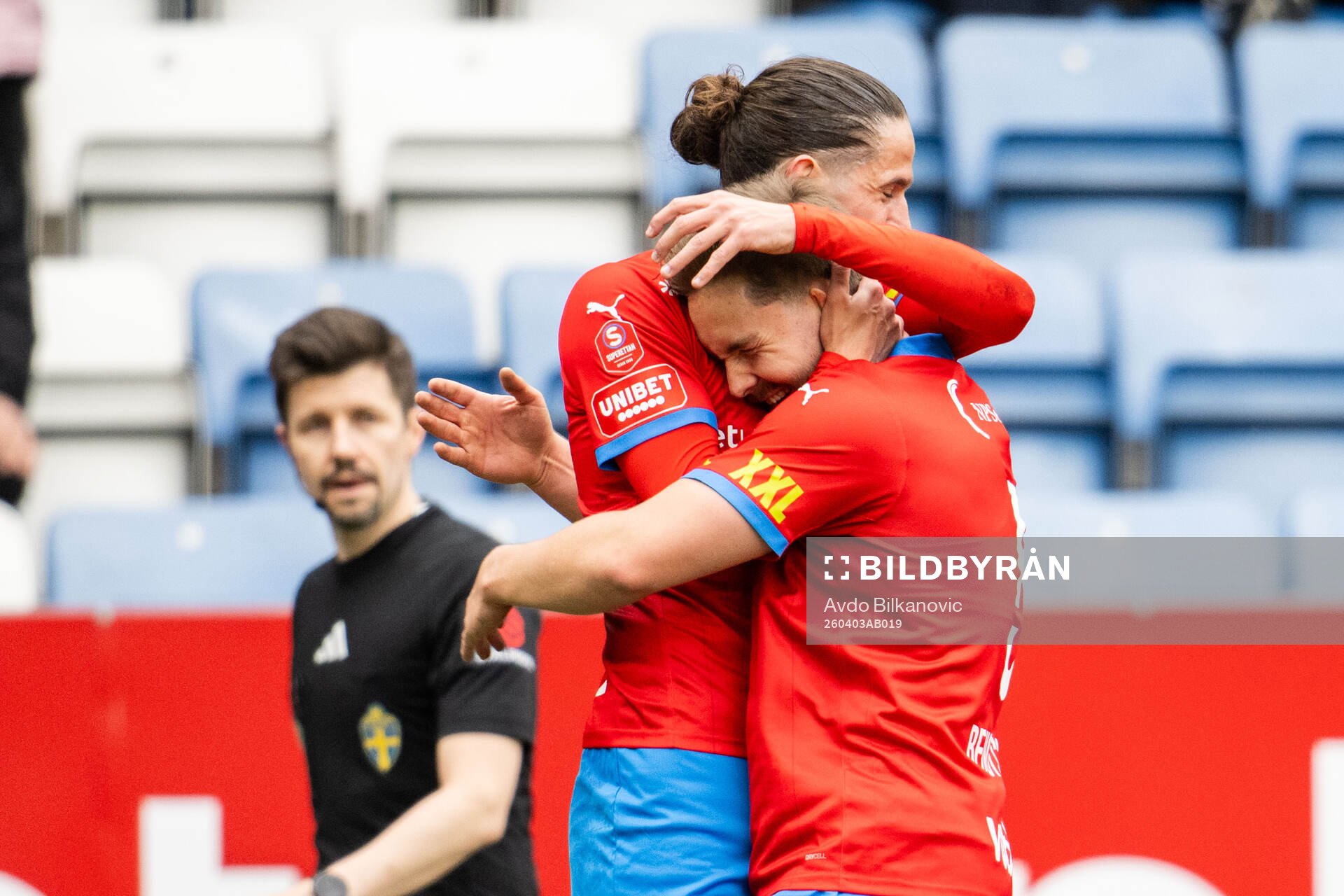 Helsingborgs Ervin Gigovic och Simon Bengtsson jublar
